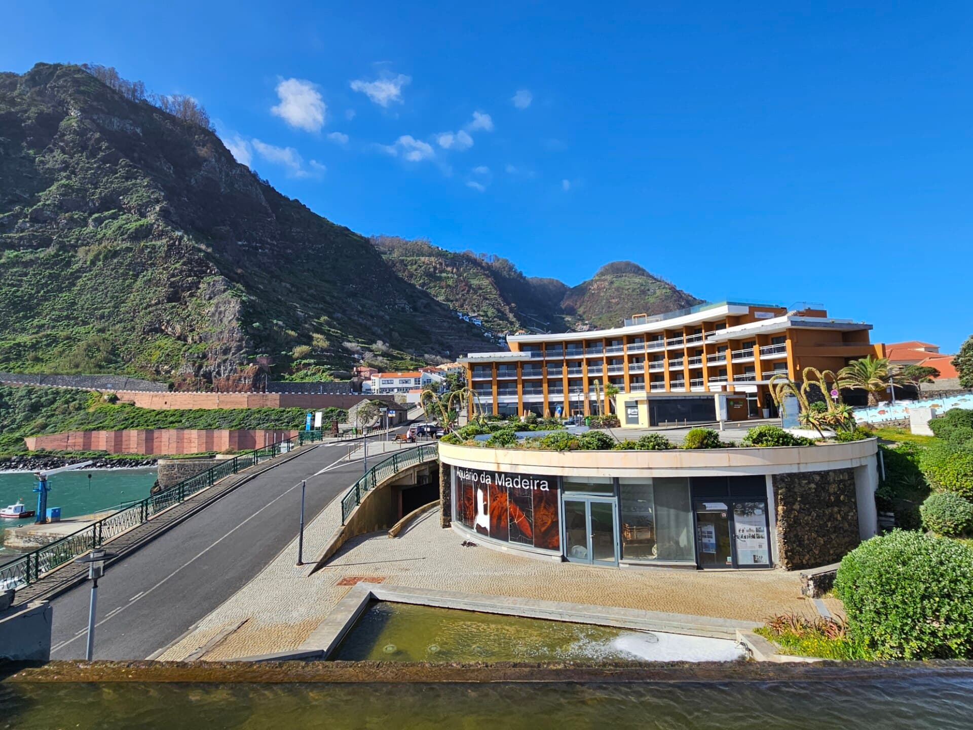 Aqua Natura Bay and Madeira Aquarium — photo by GualdimG, CC BY-SA 4.0, via Wikimedia Commons