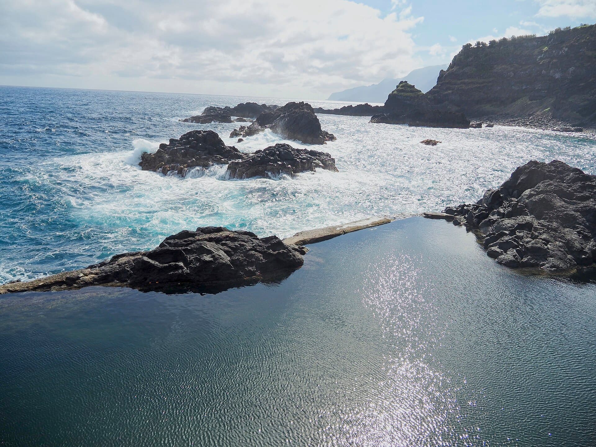 The natural pools below the hotel — photo by Bex Walton from London, England, CC BY 2.0, via Wikimedia Commons