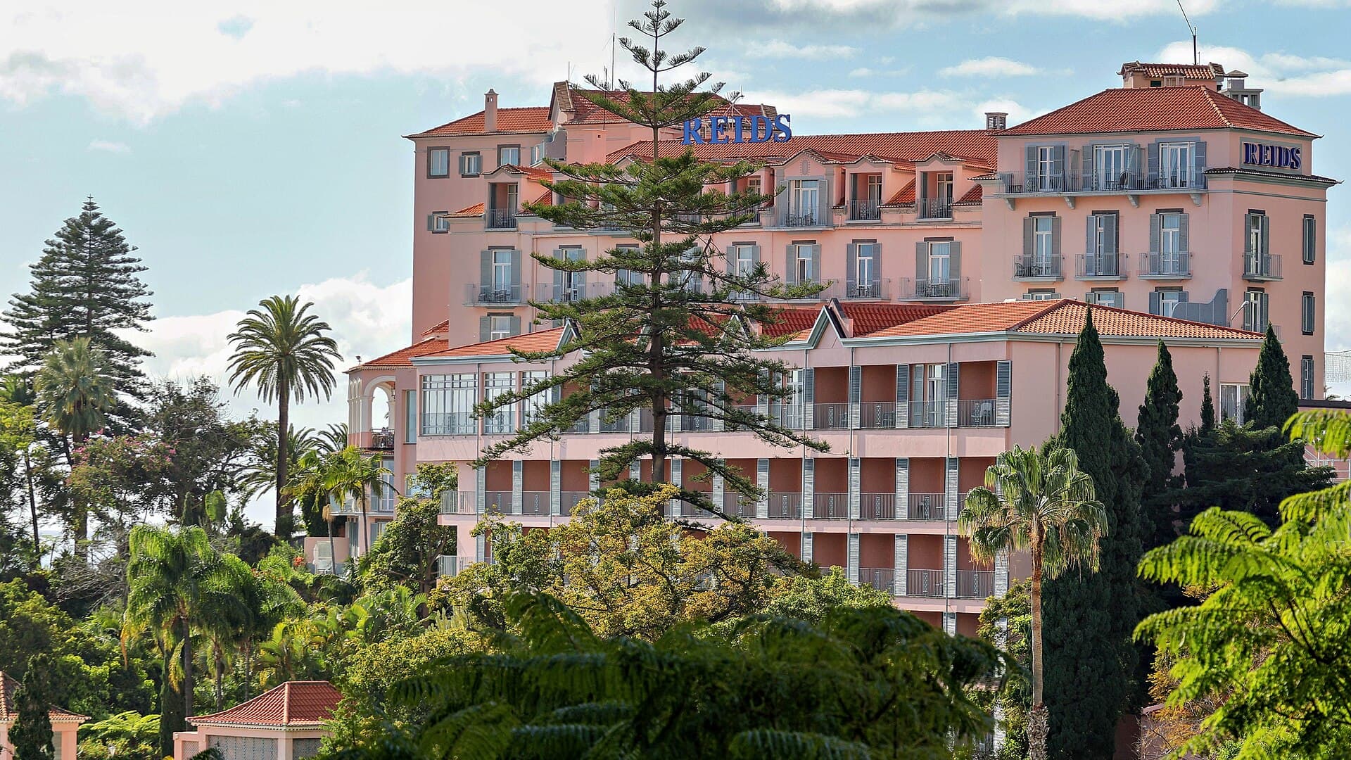Reid’s Palace, A Belmond Hotel — photo by Dr. Thomas Liptak, CC BY-SA 4.0, via Wikimedia Commons