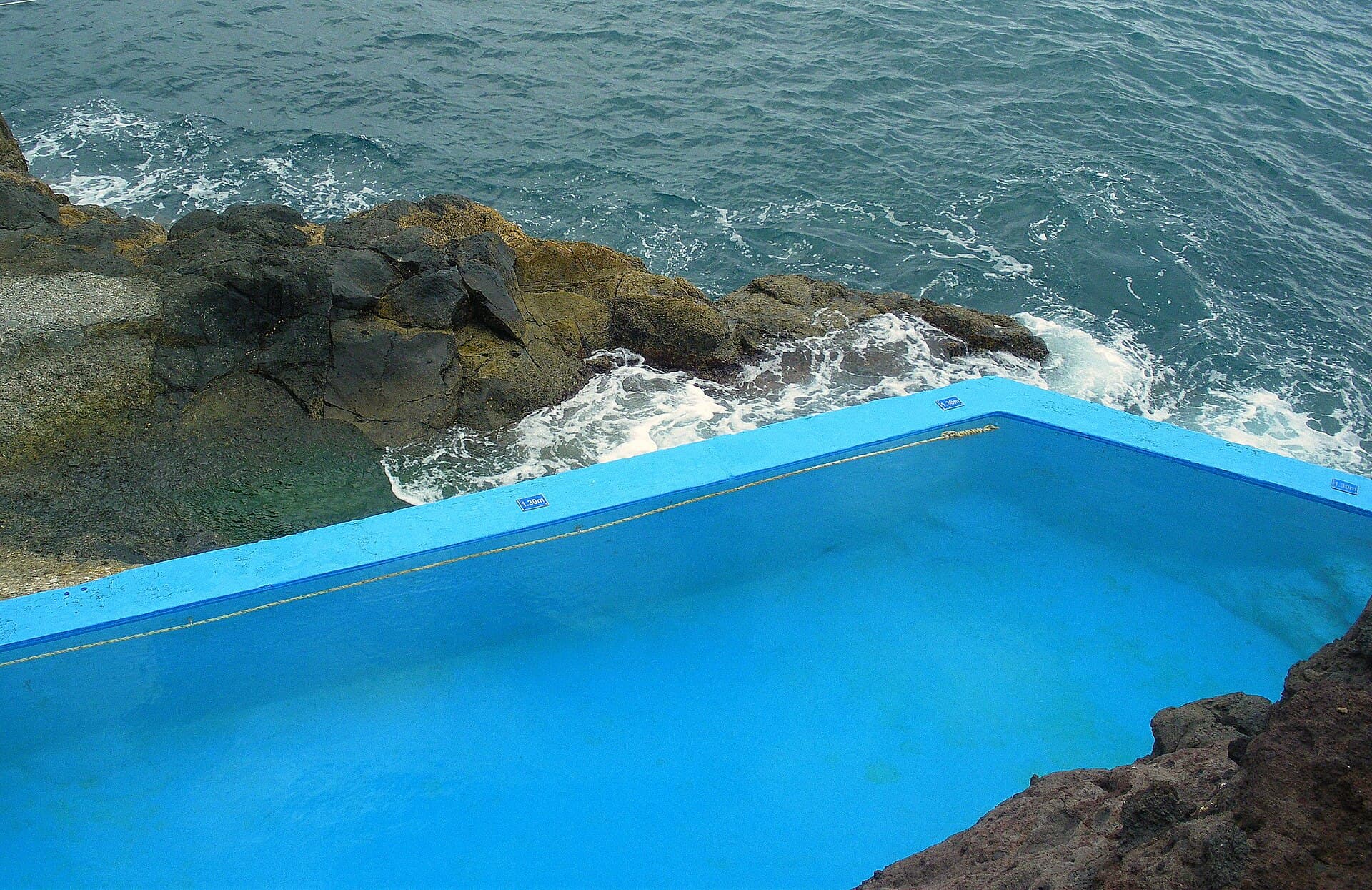 Reid’s Palace — seaside pool — photo by UggBoy UggGirl, CC BY 2.0, via Wikimedia Commons