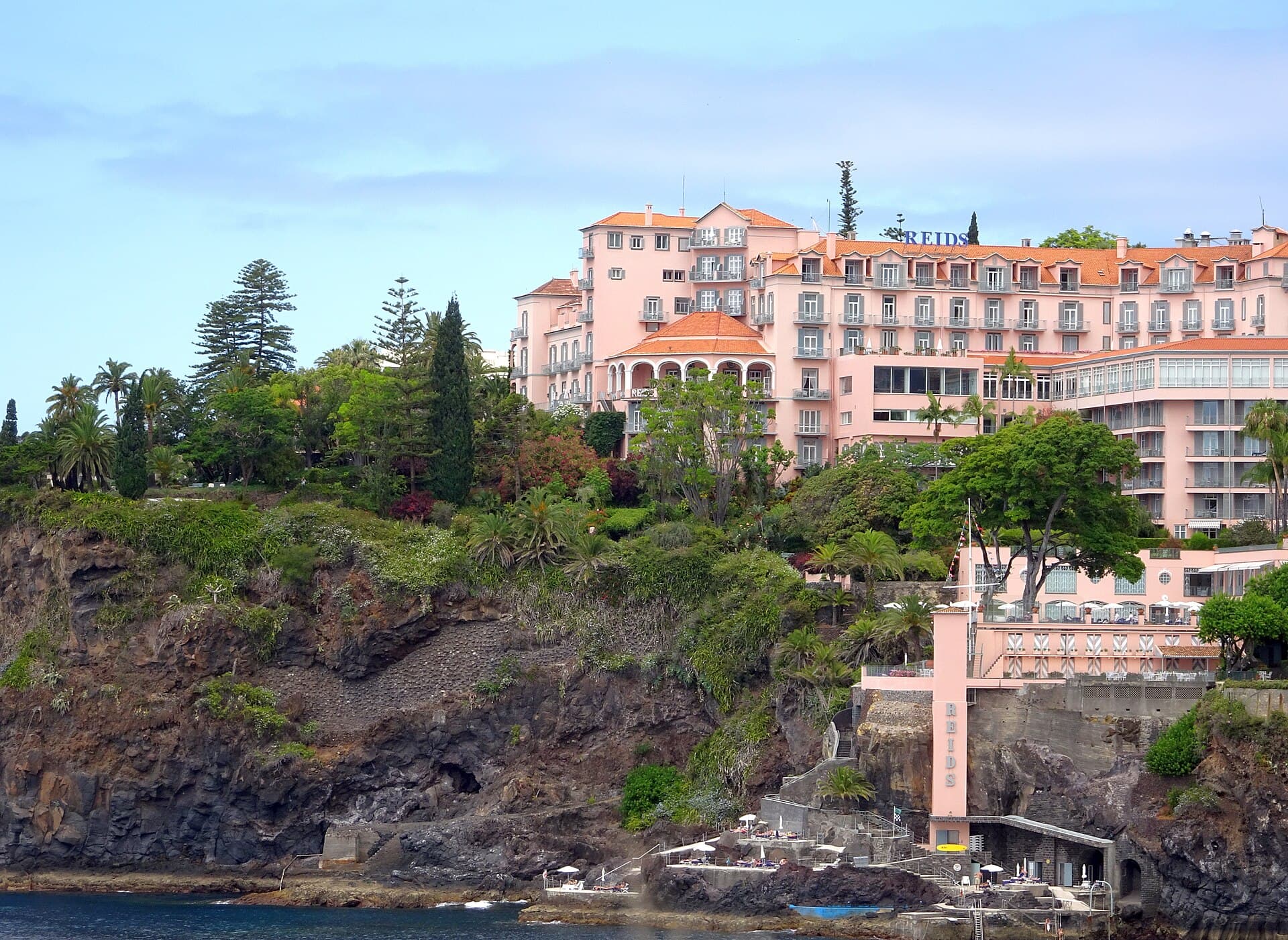 Reid’s Palace from the sea — photo by Stefan Bellini, CC0, via Wikimedia Commons