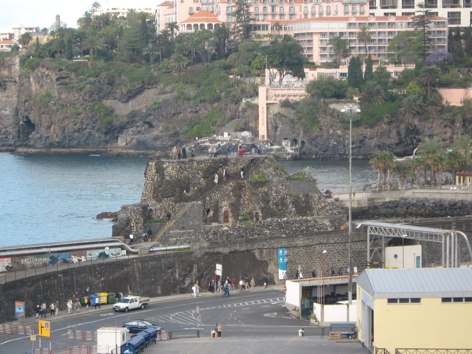 Reid’s Palace from the harbour — photo by Jorge Andrade, CC BY 2.0, via Wikimedia Commons