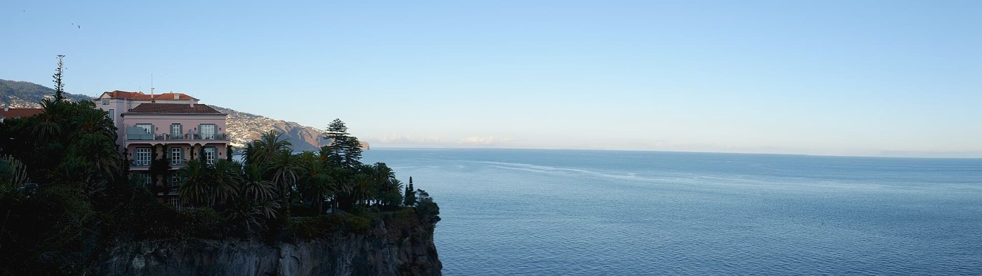 Reid’s Palace above the Atlantic — photo by CharlieTPhotographic, CC BY 2.0, via Wikimedia Commons