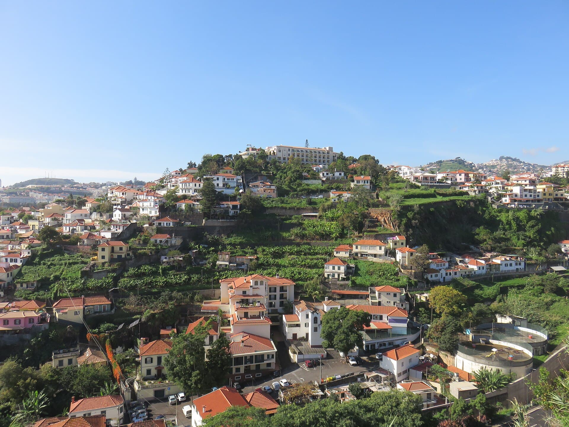 Old-town Funchal by the hotel — photo by PESP/ Wikimedia, CC BY-SA 4.0, via Wikimedia Commons