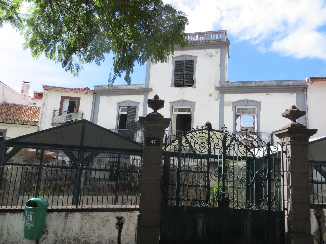 Rua do Castanheiro — the hotel’s street — photo by Vix_B, CC BY 2.0, via Wikimedia Commons