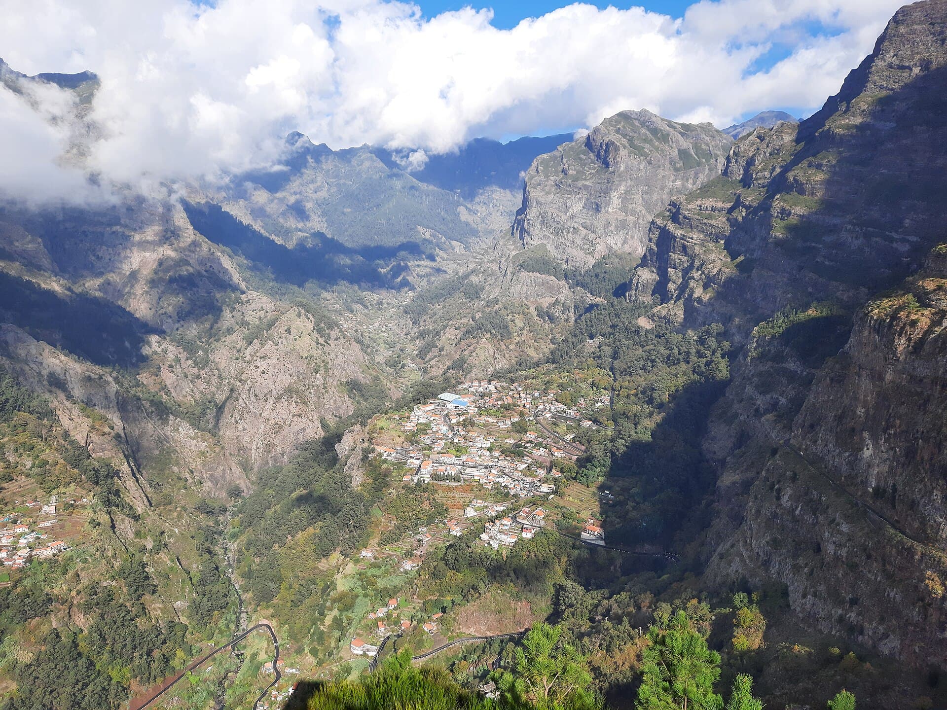 Curral das Freiras — photo by Bybbisch94, Christian Gebhardt, CC BY-SA 4.0, via Wikimedia Commons