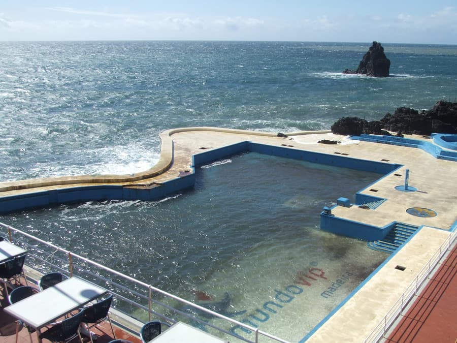 Lido pools in winter — photo by <<graham>>, CC BY 2.0, via Wikimedia Commons