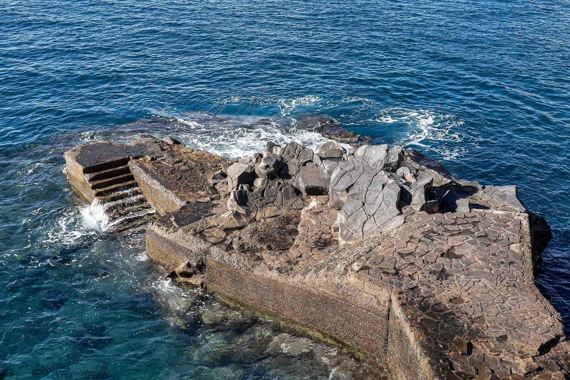 Lido promenade, Funchal — photo by Dietmar Rabich, CC BY-SA 4.0, via Wikimedia Commons