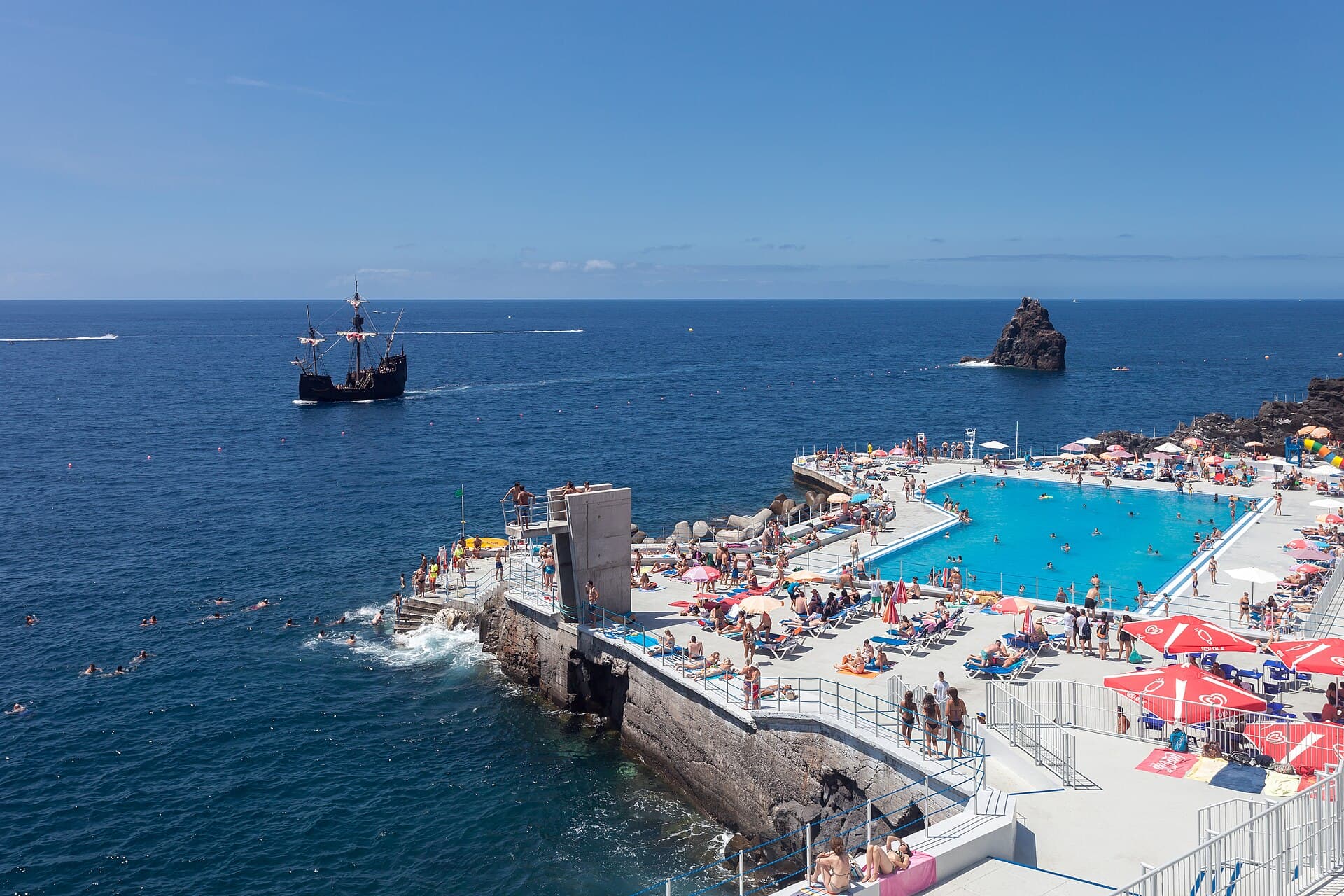 Lido swimming complex — photo by Luis Miguel Bugallo Sánchez (Lmbuga), CC BY-SA 4.0, via Wikimedia Commons