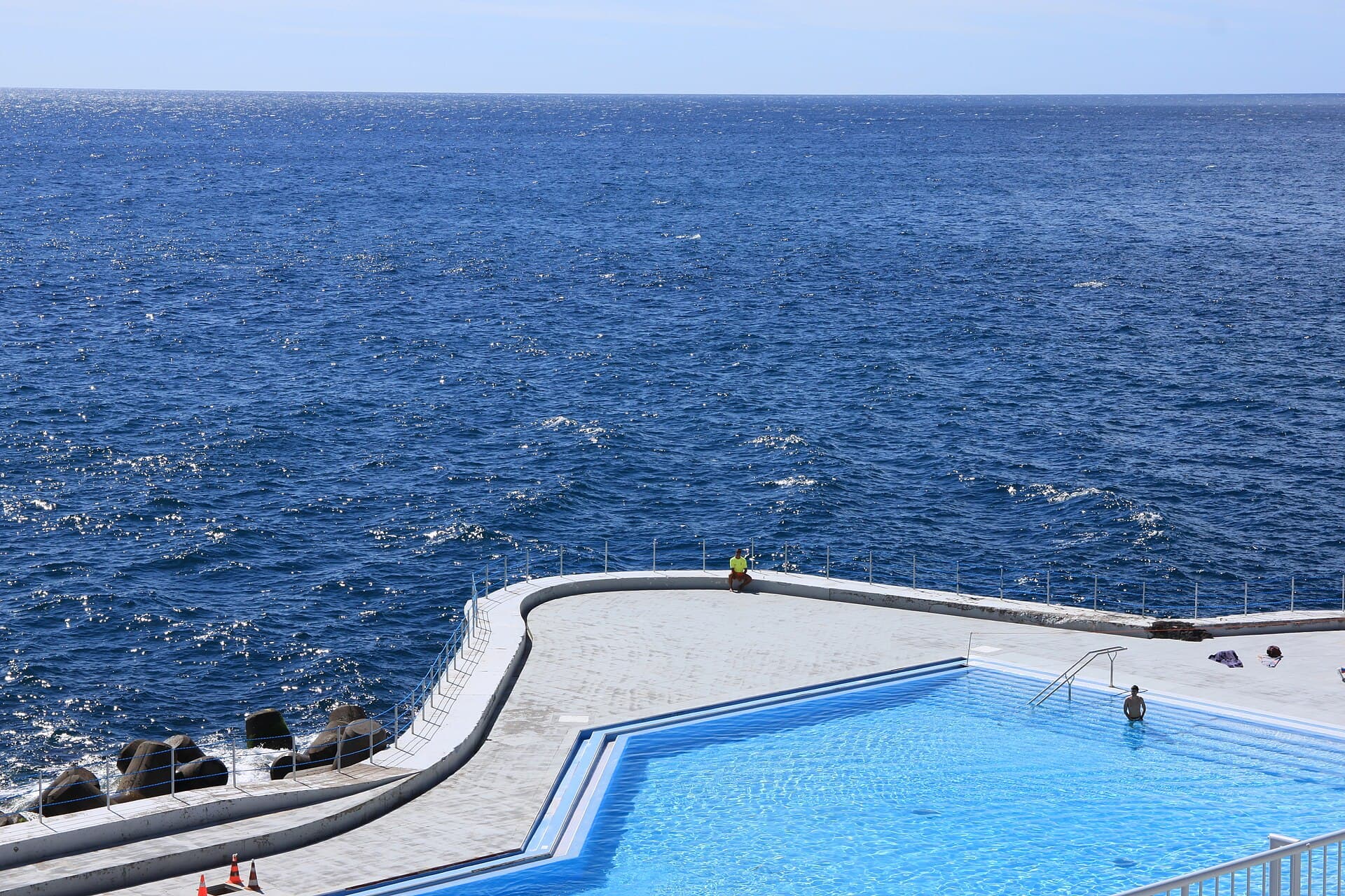 Lido pools by the hotel — photo by muffinn from Worcester, UK, CC BY 2.0, via Wikimedia Commons