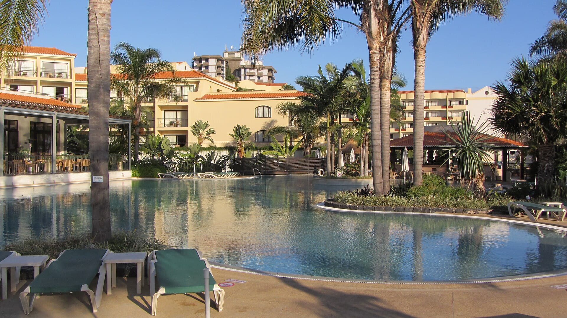 Vila Porto Mare resort gardens — photo by Stephen Colebourne, CC BY 2.0, via Wikimedia Commons