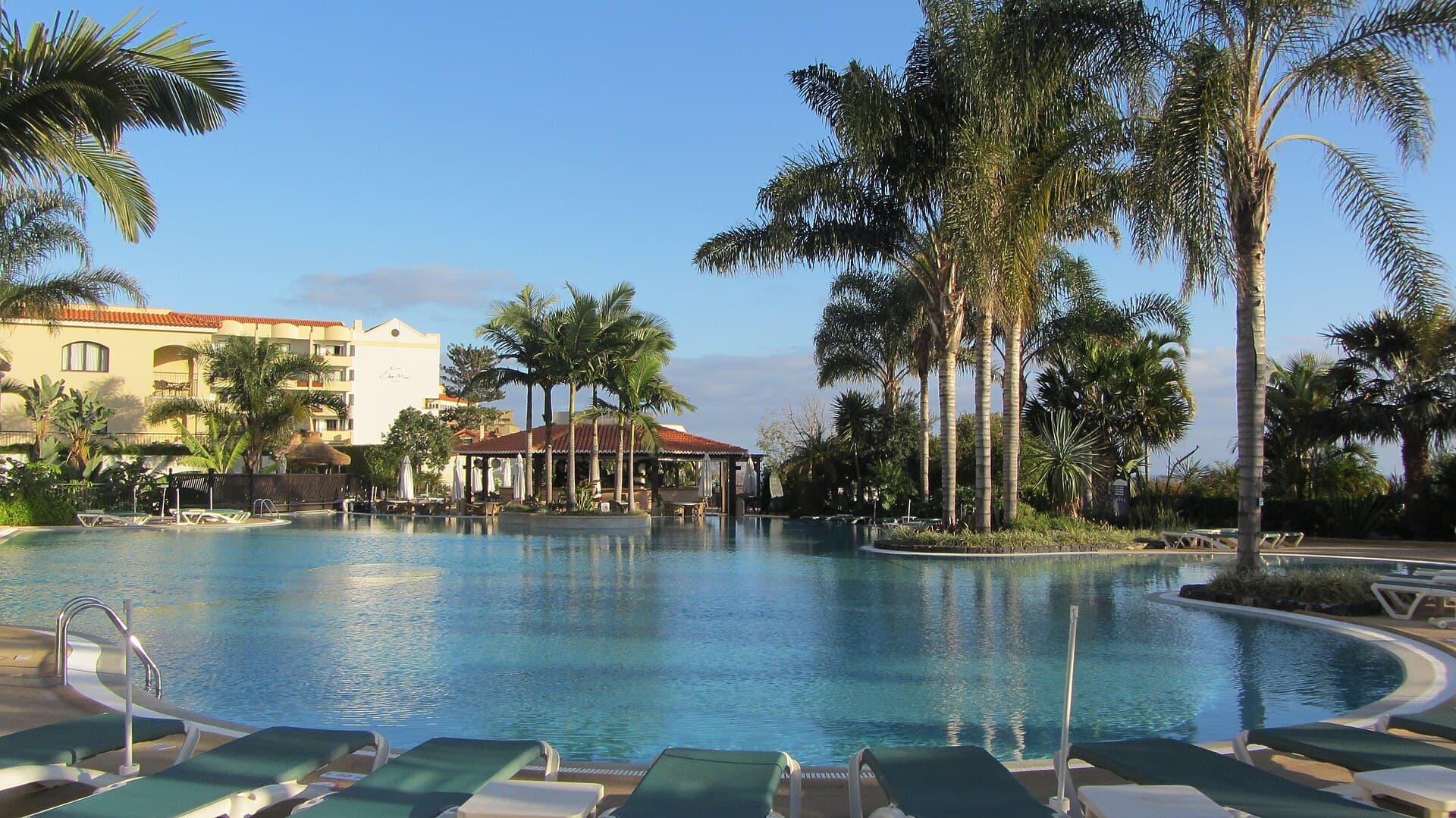 Vila Porto Mare resort gardens — photo by Stephen Colebourne, CC BY 2.0, via Wikimedia Commons