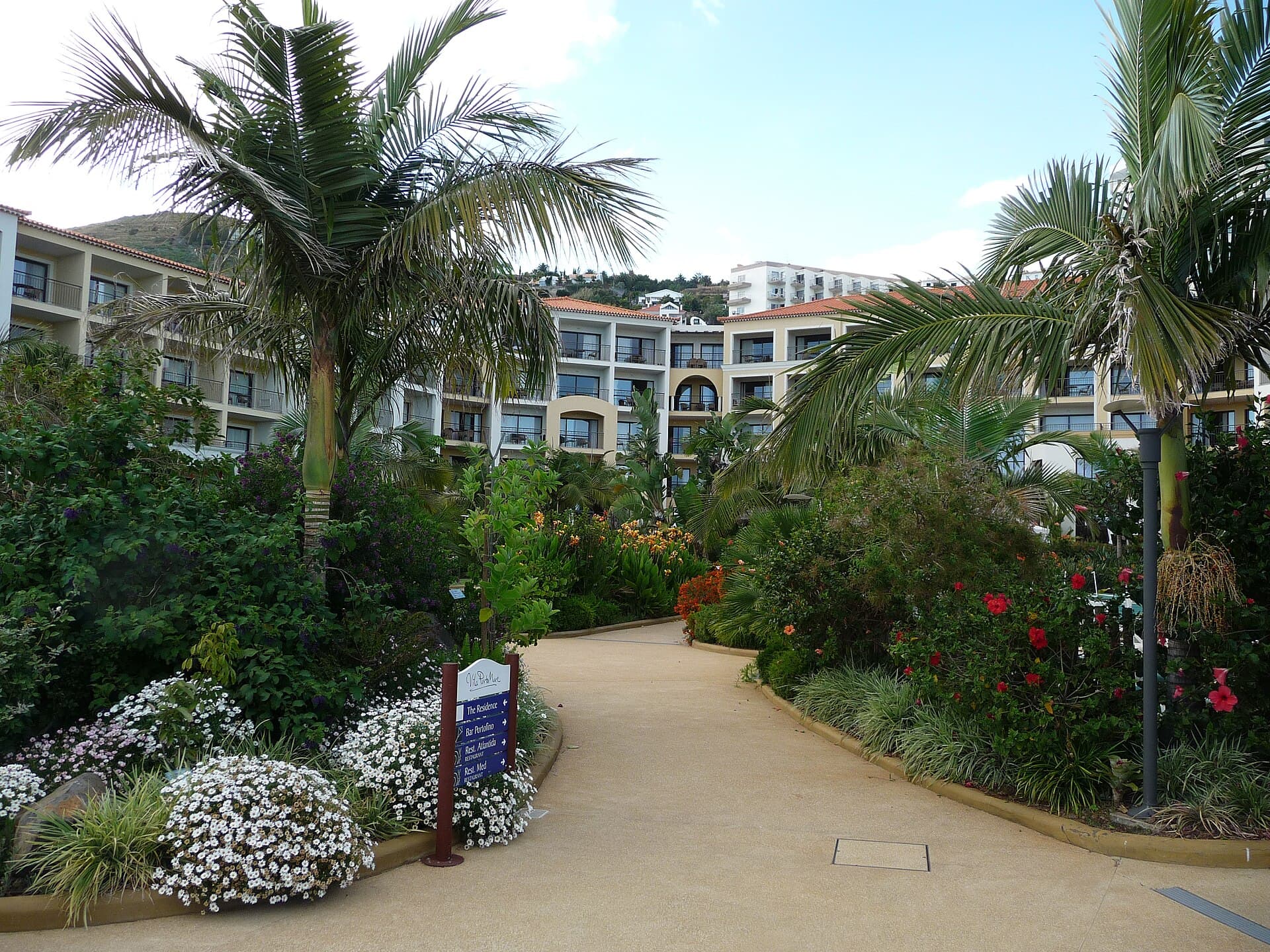 Vila Porto Mare gardens — photo by giggel, CC BY 3.0, via Wikimedia Commons