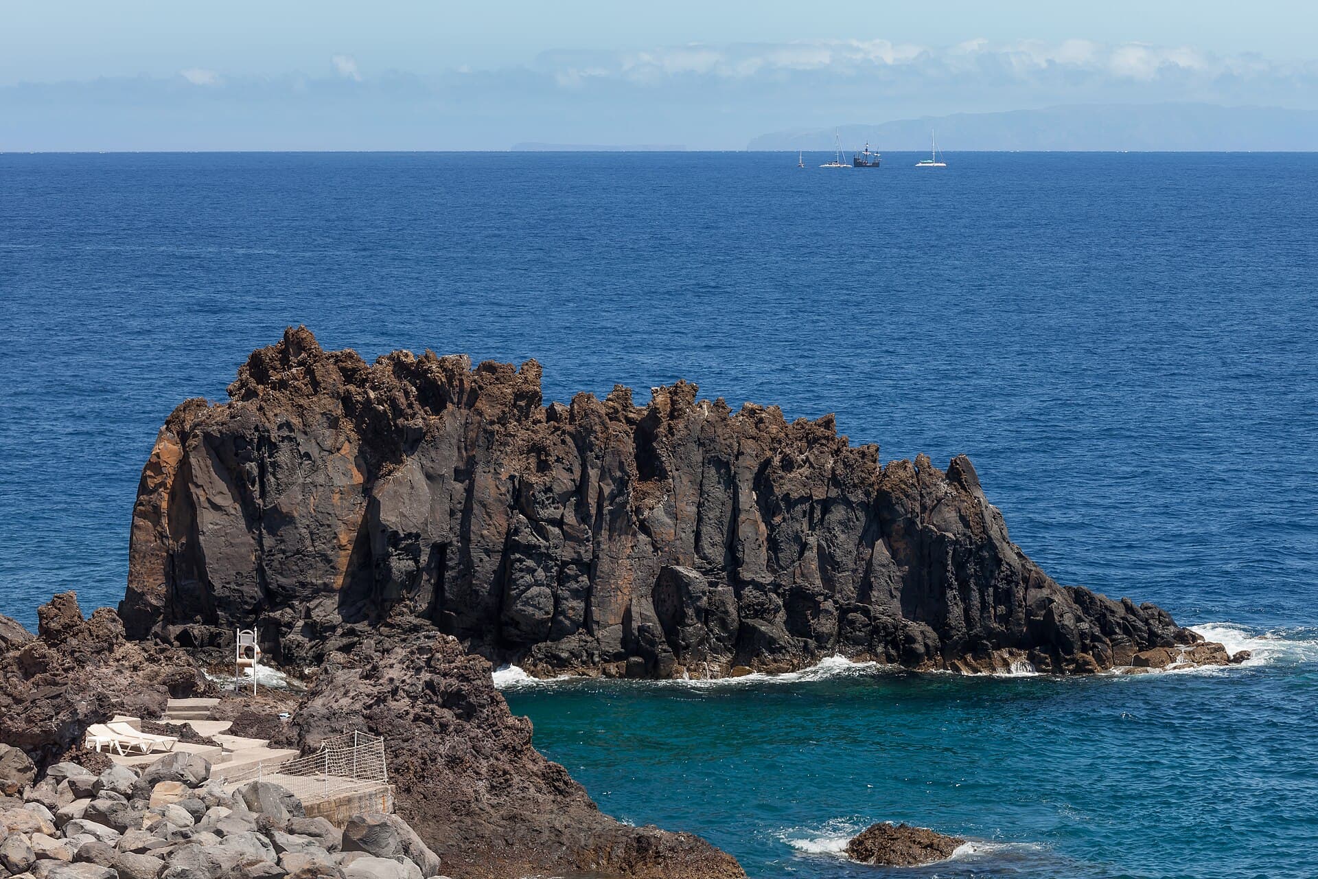 Funchal coast — photo by Luis Miguel Bugallo Sánchez (Lmbuga), CC BY-SA 4.0, via Wikimedia Commons
