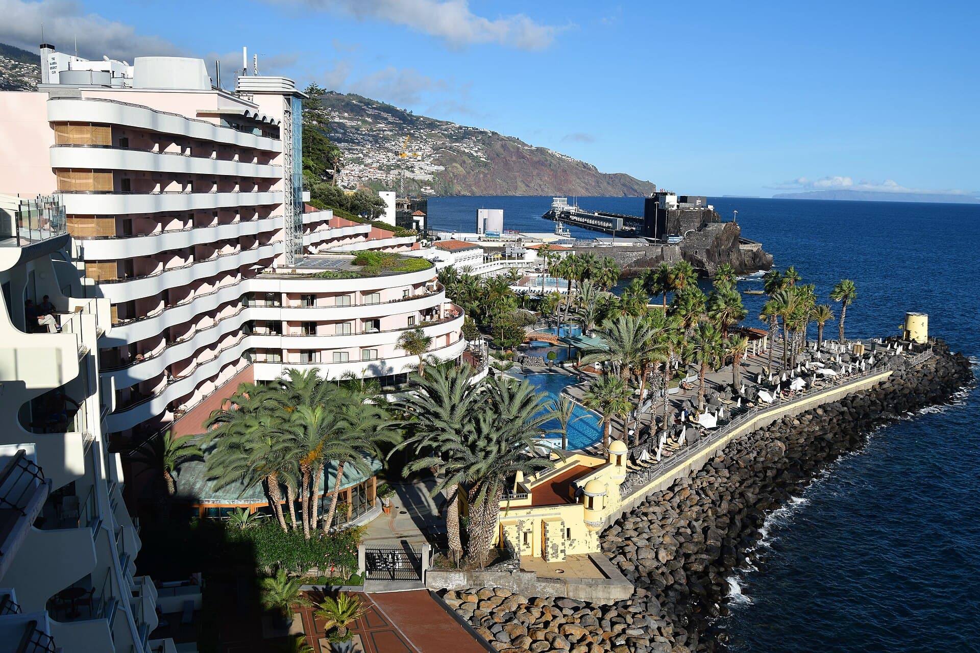 Pestana Carlton Madeira — photo by Anne and David from Kent, England UK, Public domain, via Wikimedia Commons