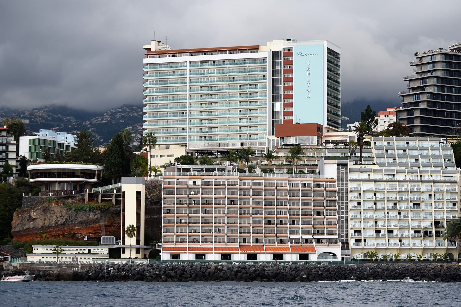 Pestana Carlton Madeira — photo by Anne and David from Kent, England UK, Public domain, via Wikimedia Commons