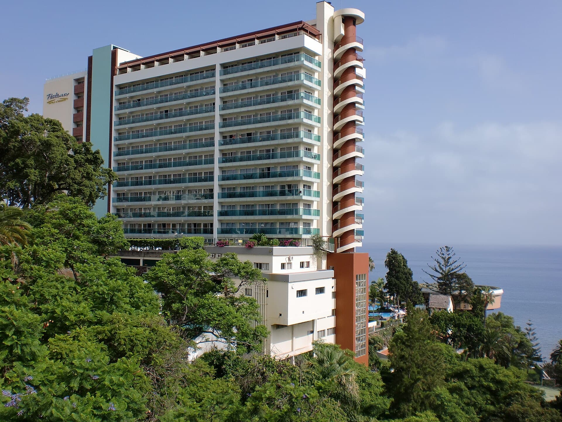 Pestana Carlton Madeira — photo by Eduarda7, CC BY-SA 2.5 pt, via Wikimedia Commons