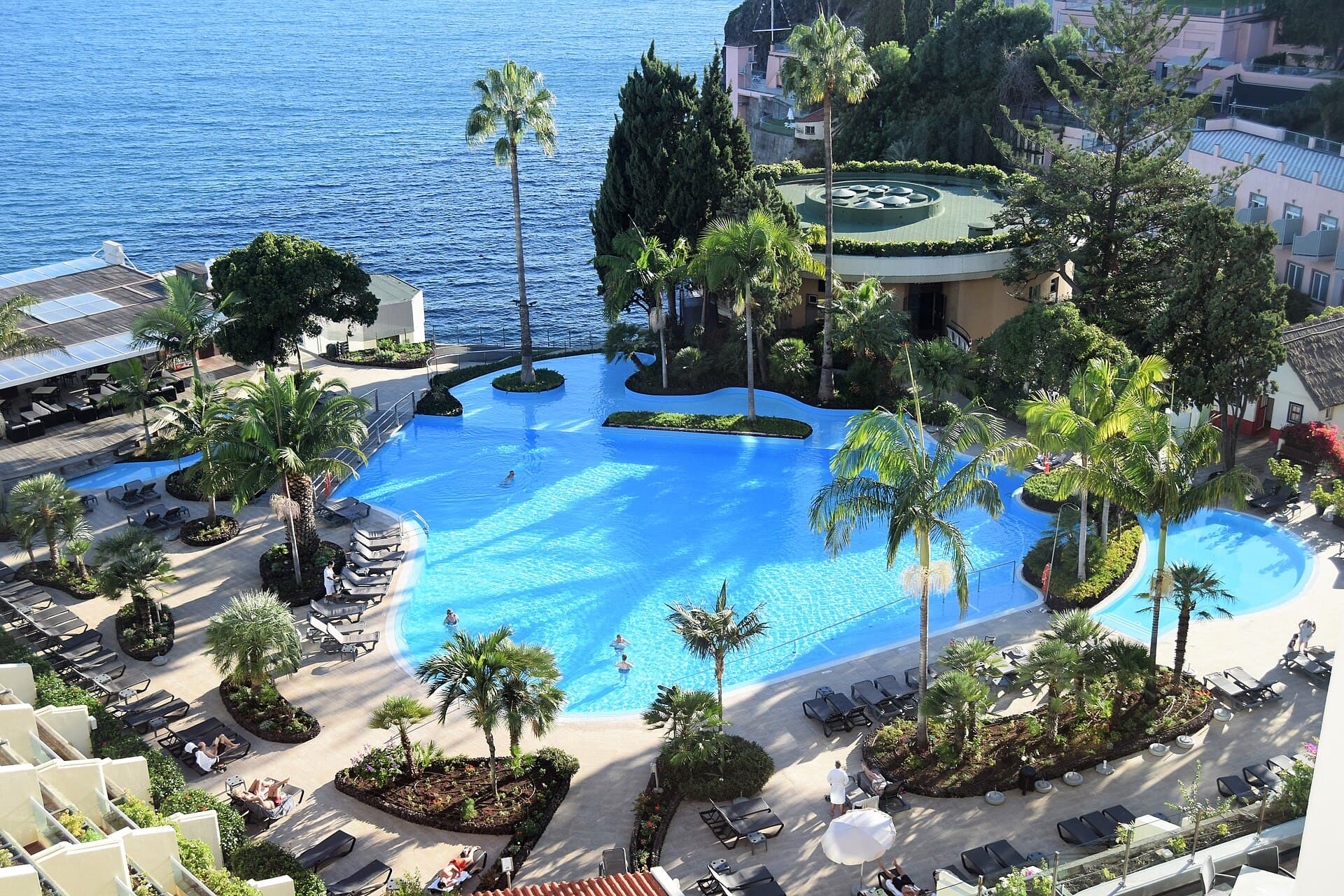 Pestana Carlton — garden pool — photo by Anne and David from Kent, England UK, Public domain, via Wikimedia Commons