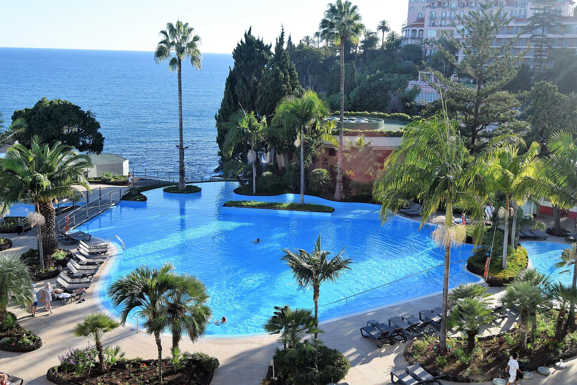 Pestana Carlton — garden pool — photo by Anne and David from Kent, England UK, Public domain, via Wikimedia Commons