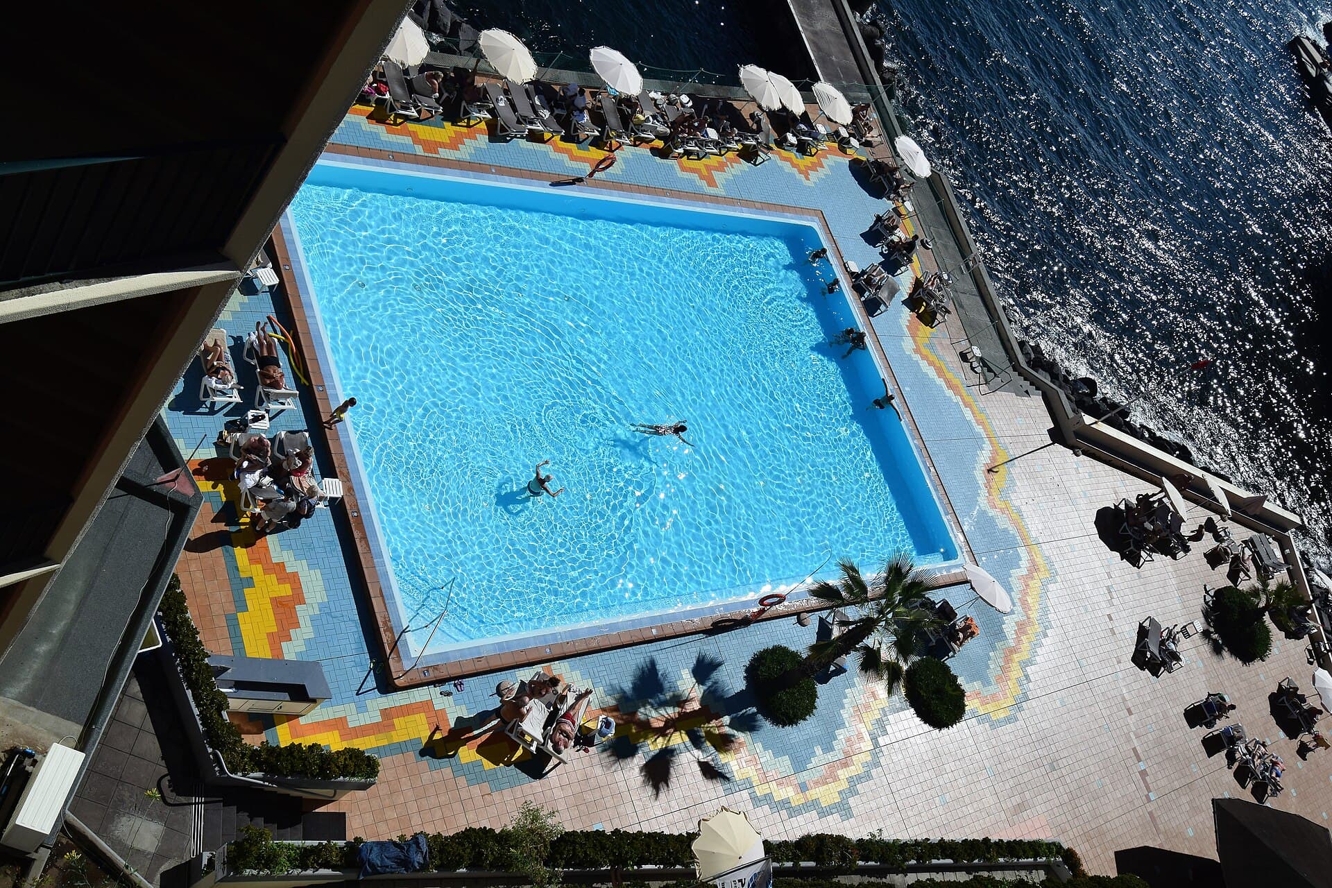 Pestana Carlton — lower pool — photo by Anne and David from Kent, England UK, Public domain, via Wikimedia Commons