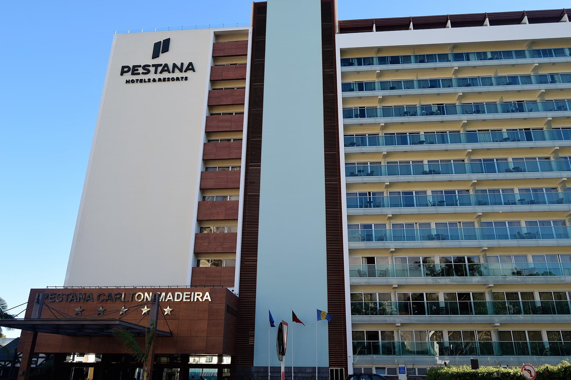 Pestana Carlton Madeira — photo by Anne and David from Kent, England UK, Public domain, via Wikimedia Commons