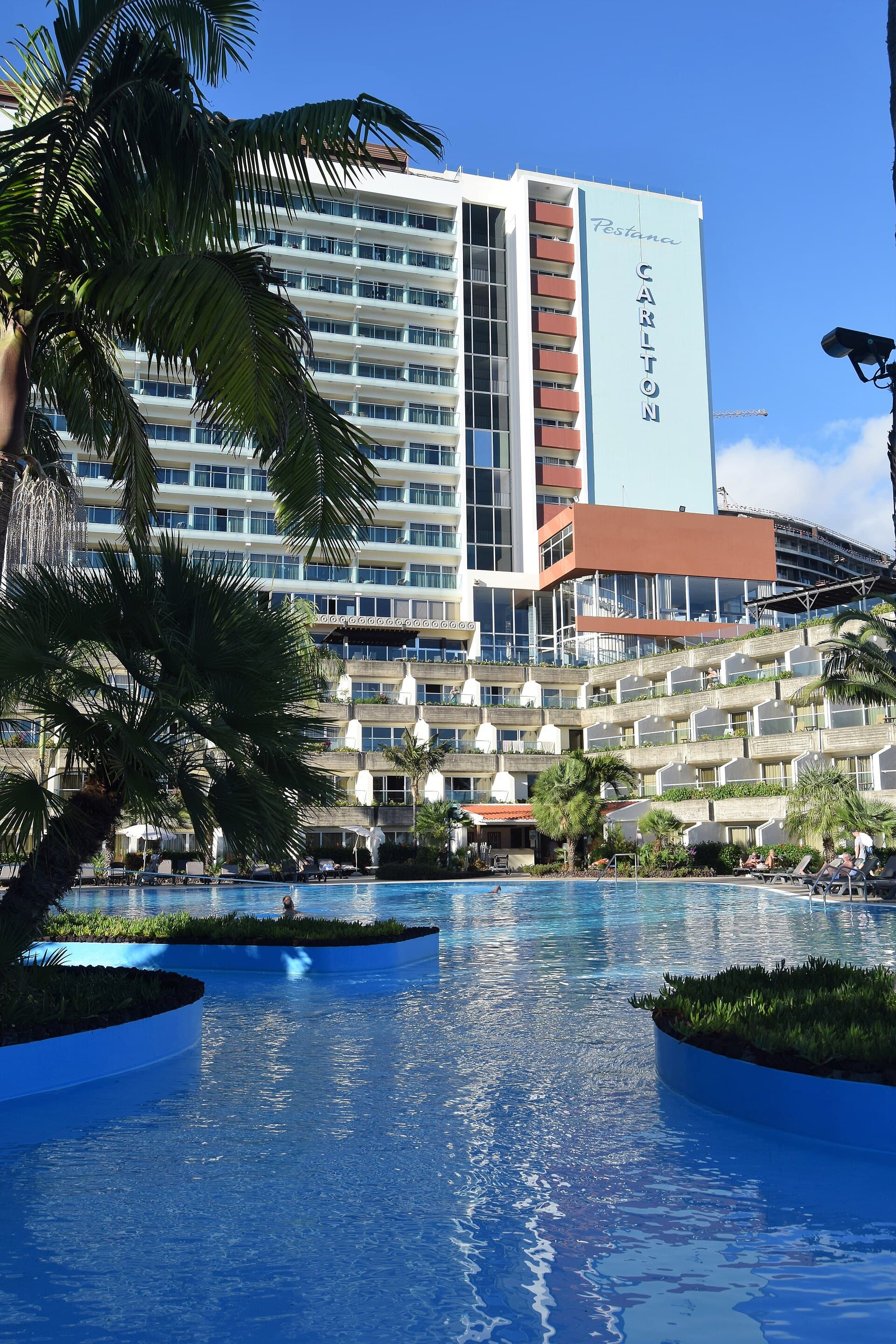 Garden-level pool — photo by Anne and David from Kent, England UK, Public domain, via Wikimedia Commons