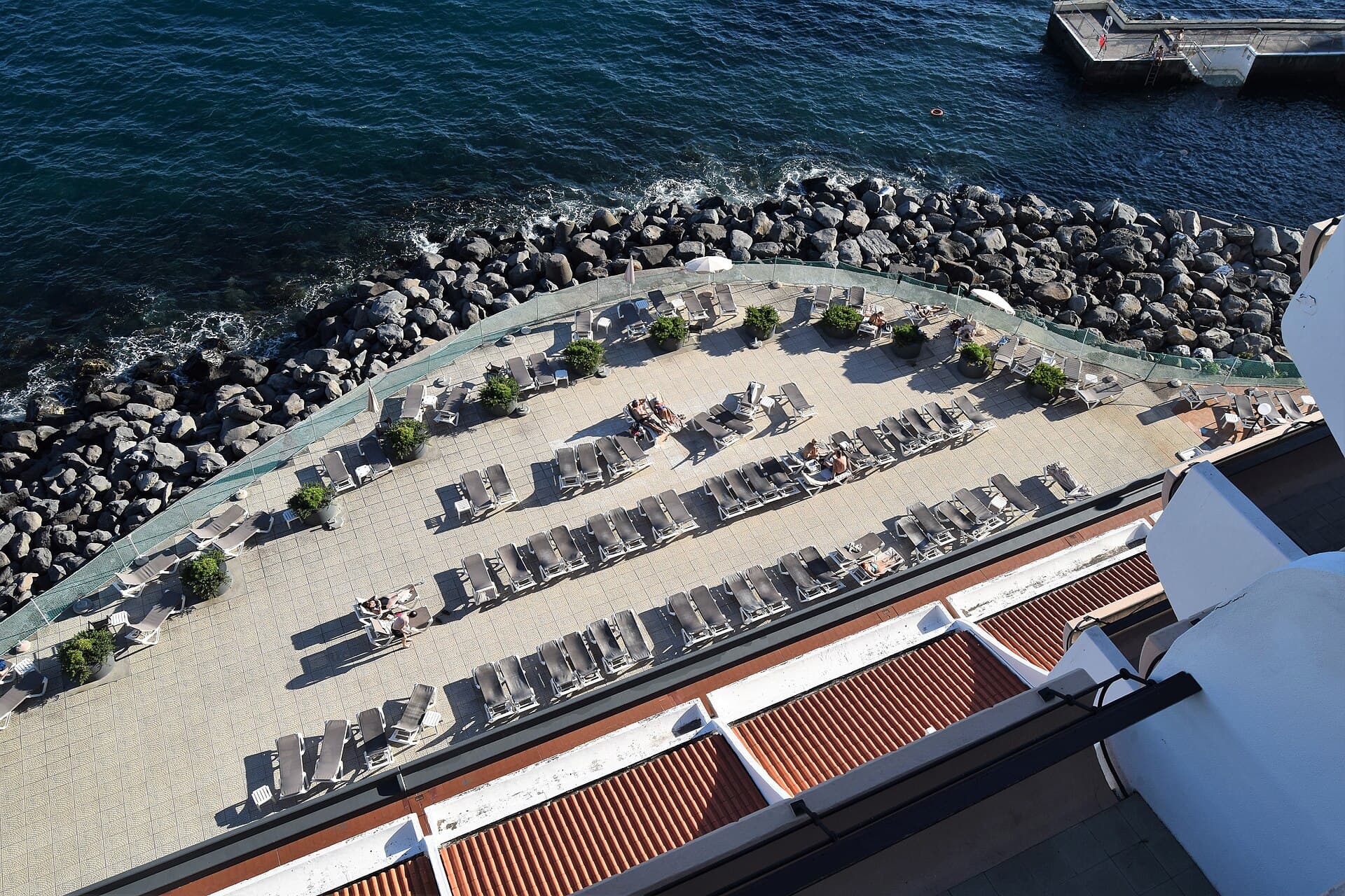 Sea-level sun deck — photo by Anne and David from Kent, England UK, Public domain, via Wikimedia Commons