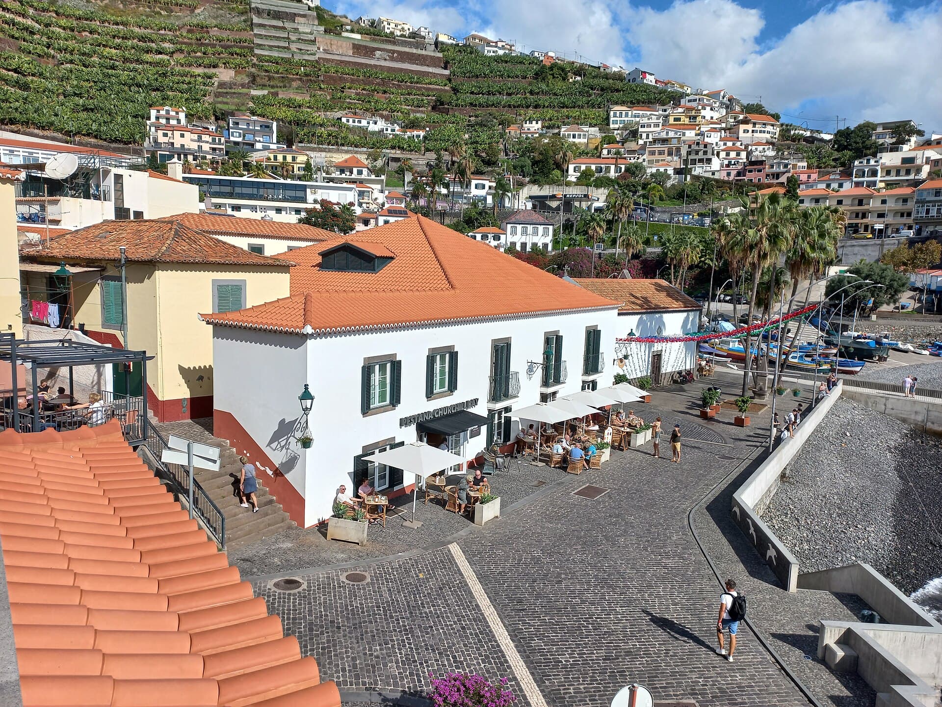 Pestana Churchill Bay — photo by Asurnipal, CC BY-SA 4.0, via Wikimedia Commons