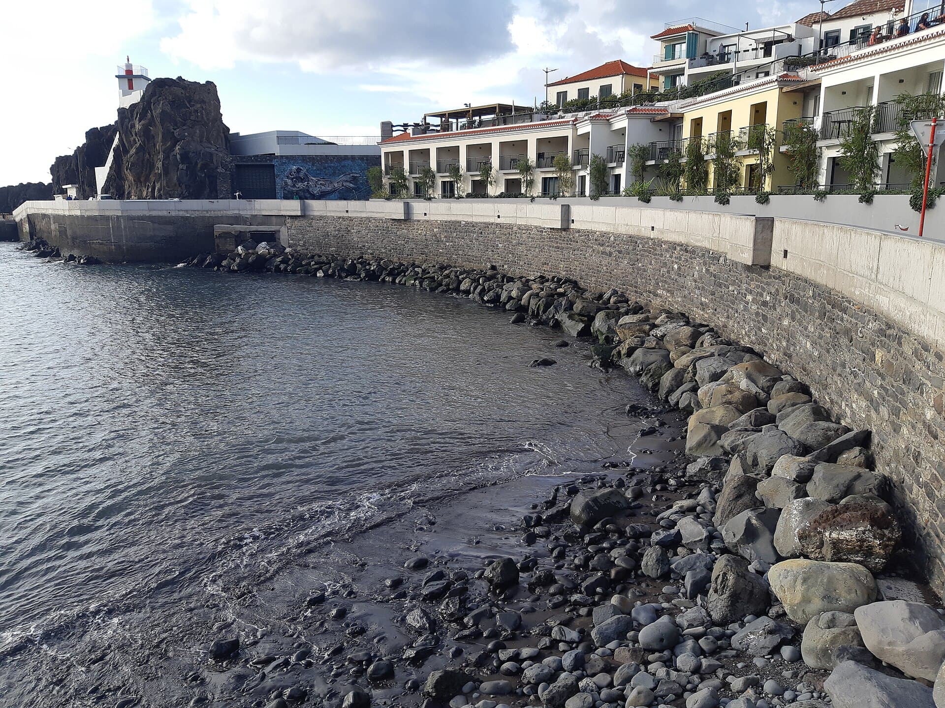 Pestana Churchill Bay from Câmara de Lobos harbour — photo by Asurnipal, CC BY-SA 4.0, via Wikimedia Commons