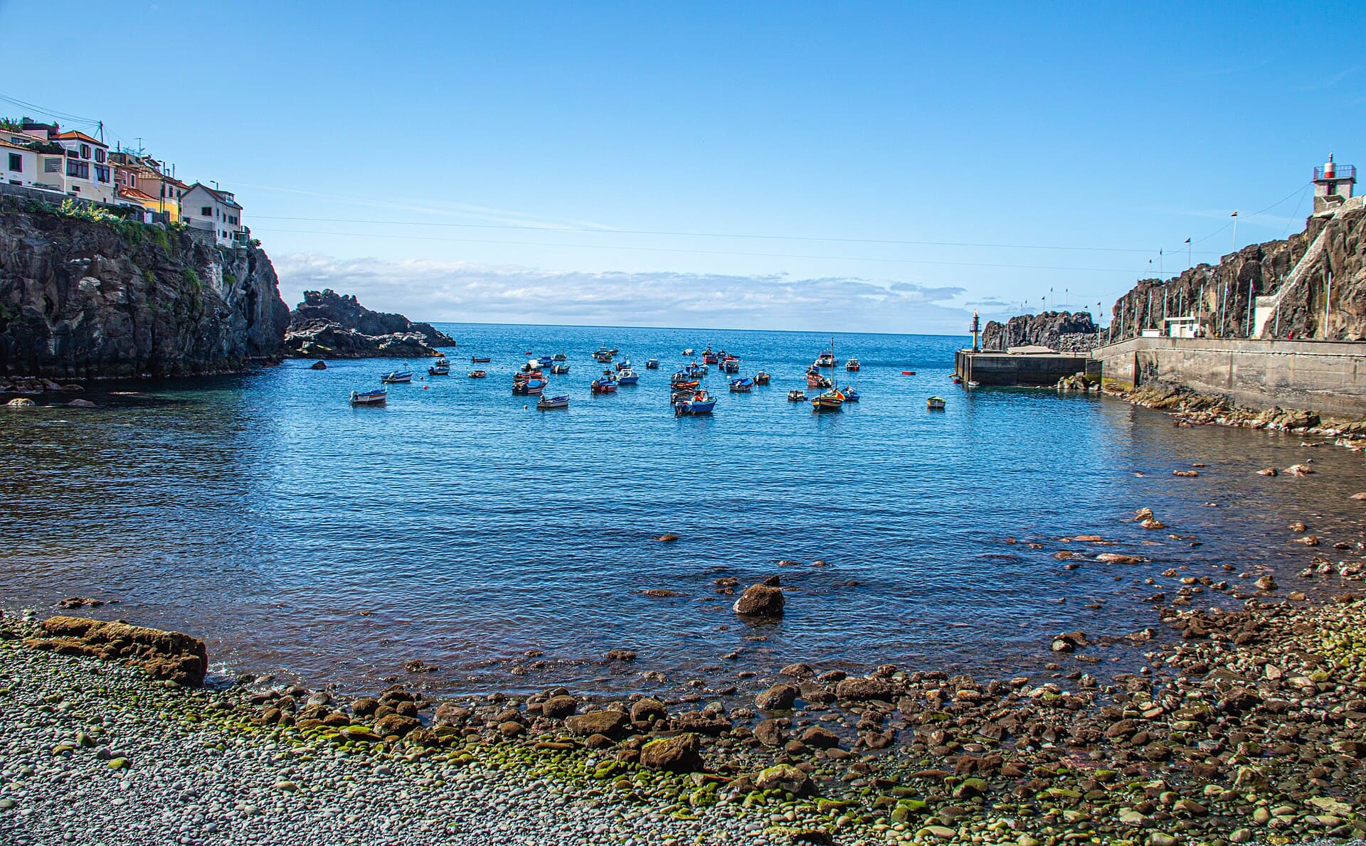 The bay below the hotel — photo by Michael Gaylard from Horsham, UK, CC BY 2.0, via Wikimedia Commons
