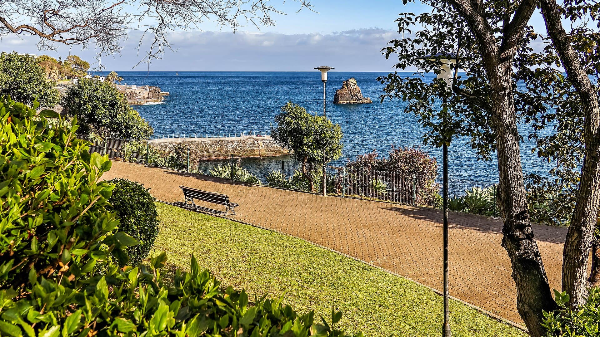 Promenade do Lido at the hotel — photo by Dr. Thomas Liptak, CC BY-SA 4.0, via Wikimedia Commons