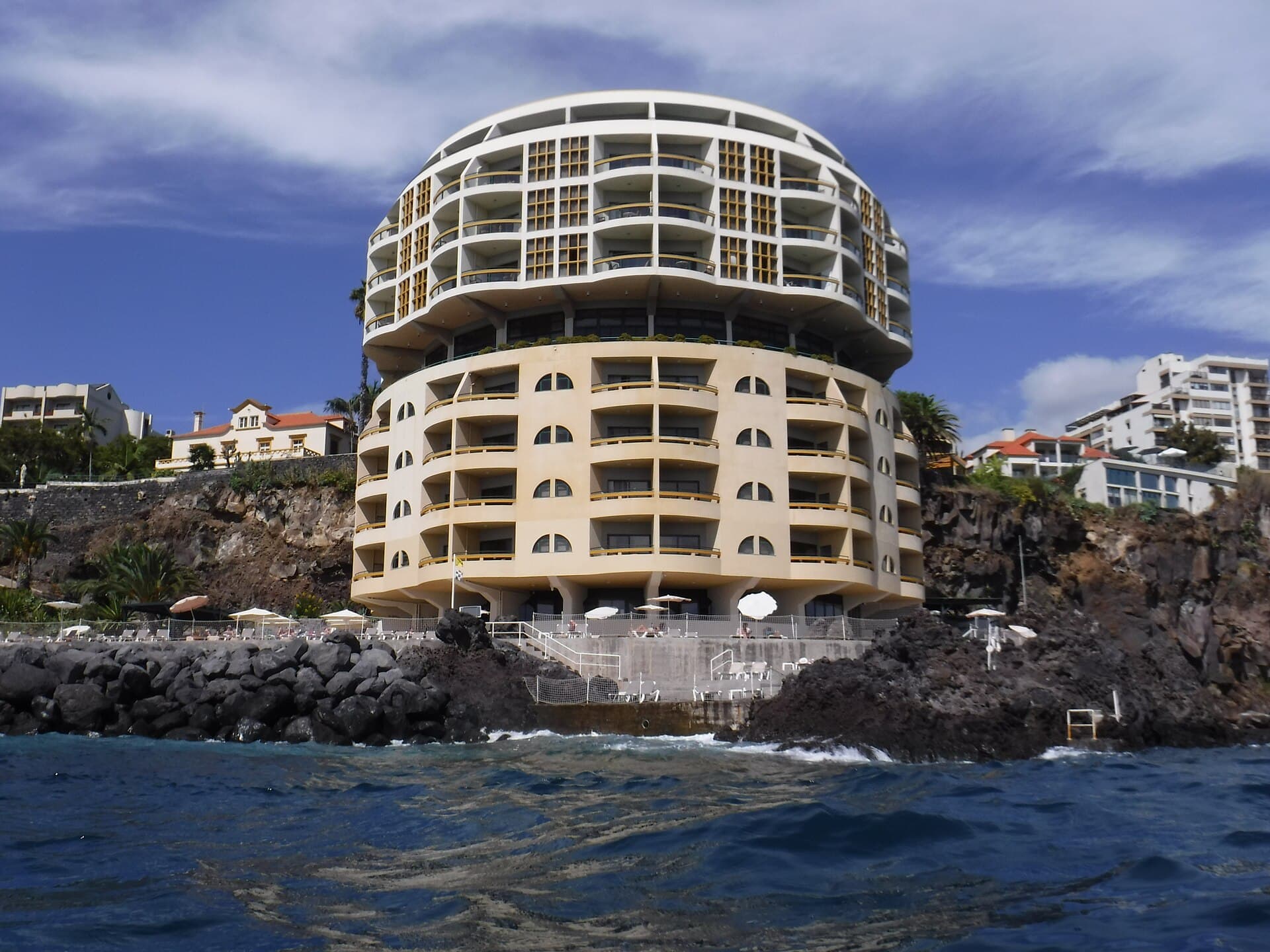 Pestana Vila Lido — photo by TeWeBs, CC BY-SA 4.0, via Wikimedia Commons