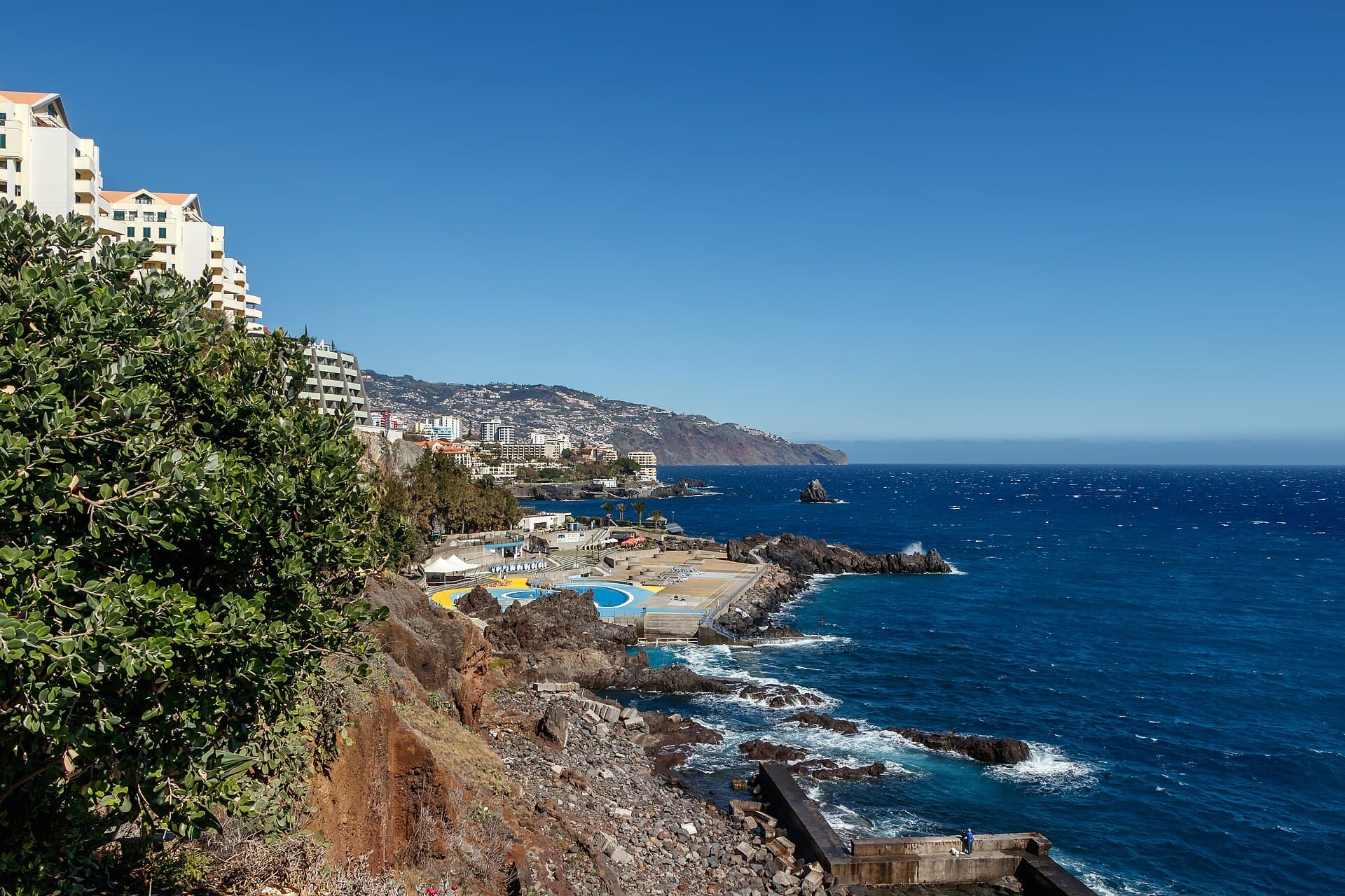 Lido coast below the hotel — photo by H. Zell, CC BY-SA 3.0, via Wikimedia Commons