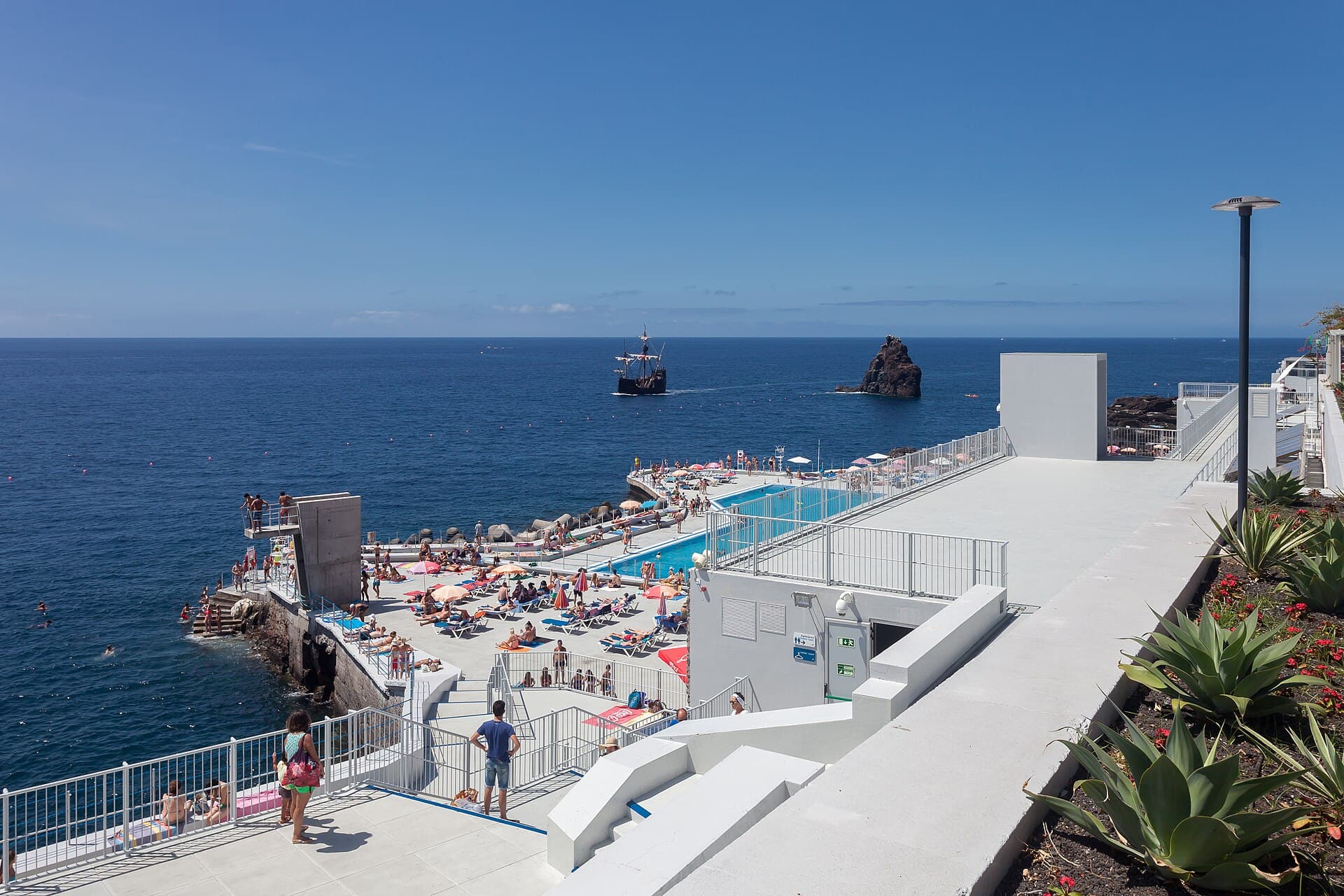 Lido swimming complex, Funchal — photo by Luis Miguel Bugallo Sánchez (Lmbuga), CC BY-SA 4.0, via Wikimedia Commons