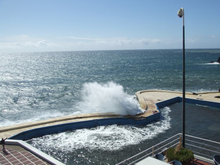Lido coast below the hotel — photo by <<graham>>, CC BY 2.0, via Wikimedia Commons