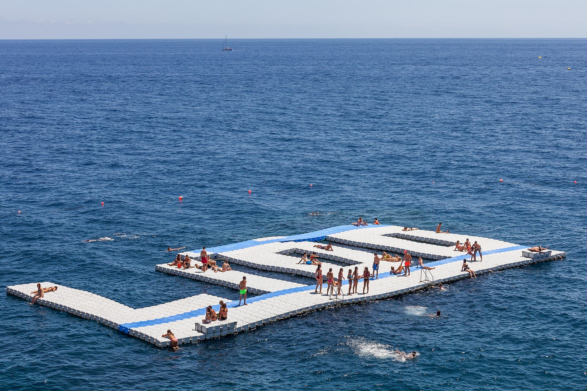 Lido promenade — photo by Luis Miguel Bugallo Sánchez (Lmbuga), CC BY-SA 4.0, via Wikimedia Commons