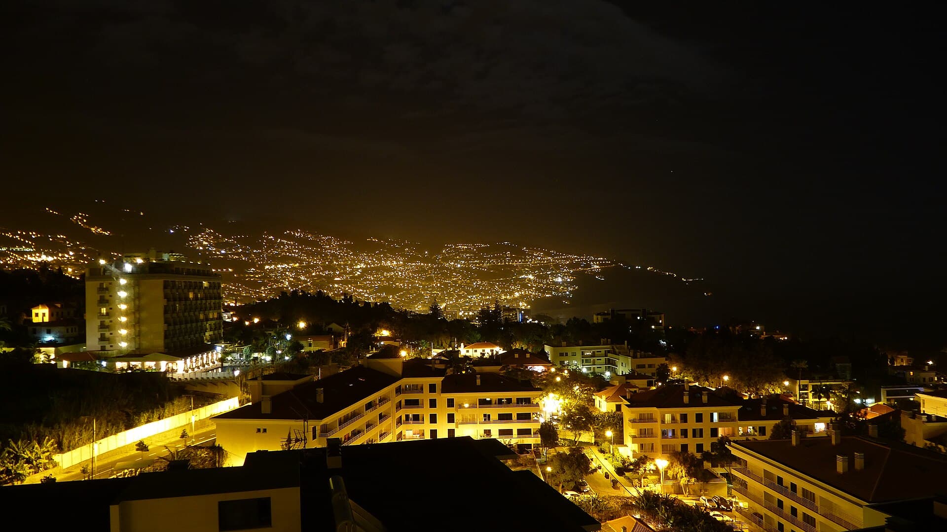 Night view from Quinta da Casa Branca — photo by Jane White, CC BY-SA 3.0, via Wikimedia Commons