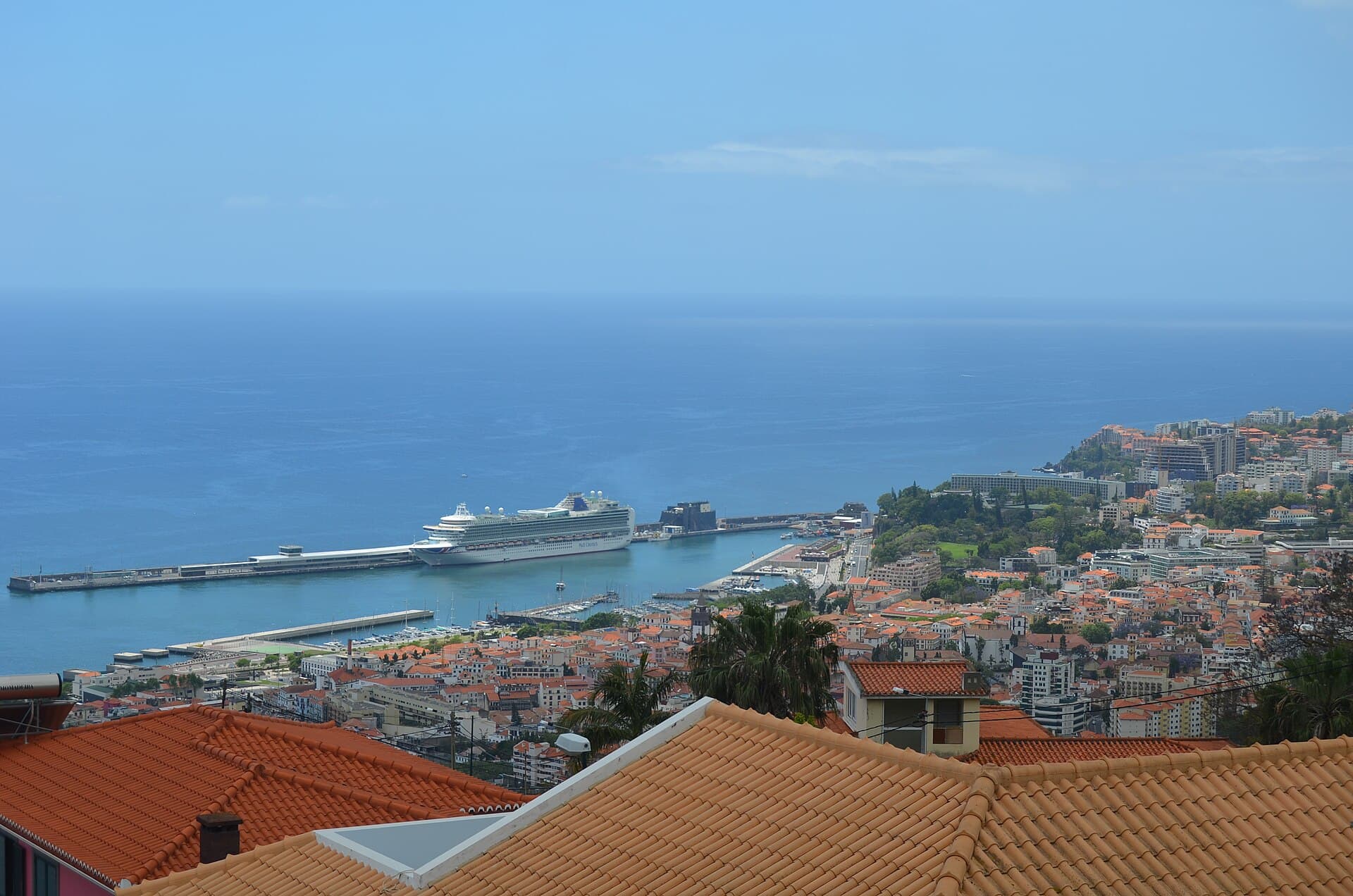 Funchal below the estate — photo by Pedro from Maia (Porto), Portugal, CC BY 2.0, via Wikimedia Commons