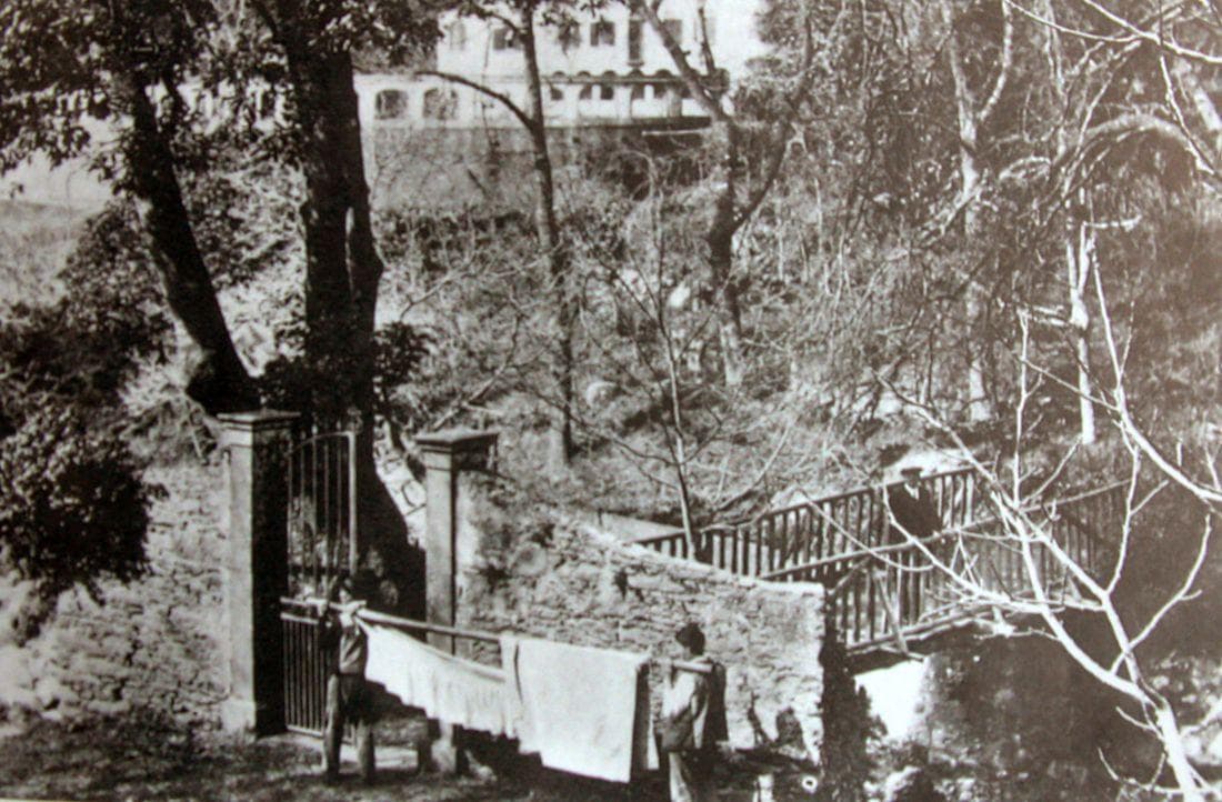 Quinta do Jardim da Serra entrance, 1900s — photo by Joaquim Augusto de Sousa, Public domain, via Wikimedia Commons