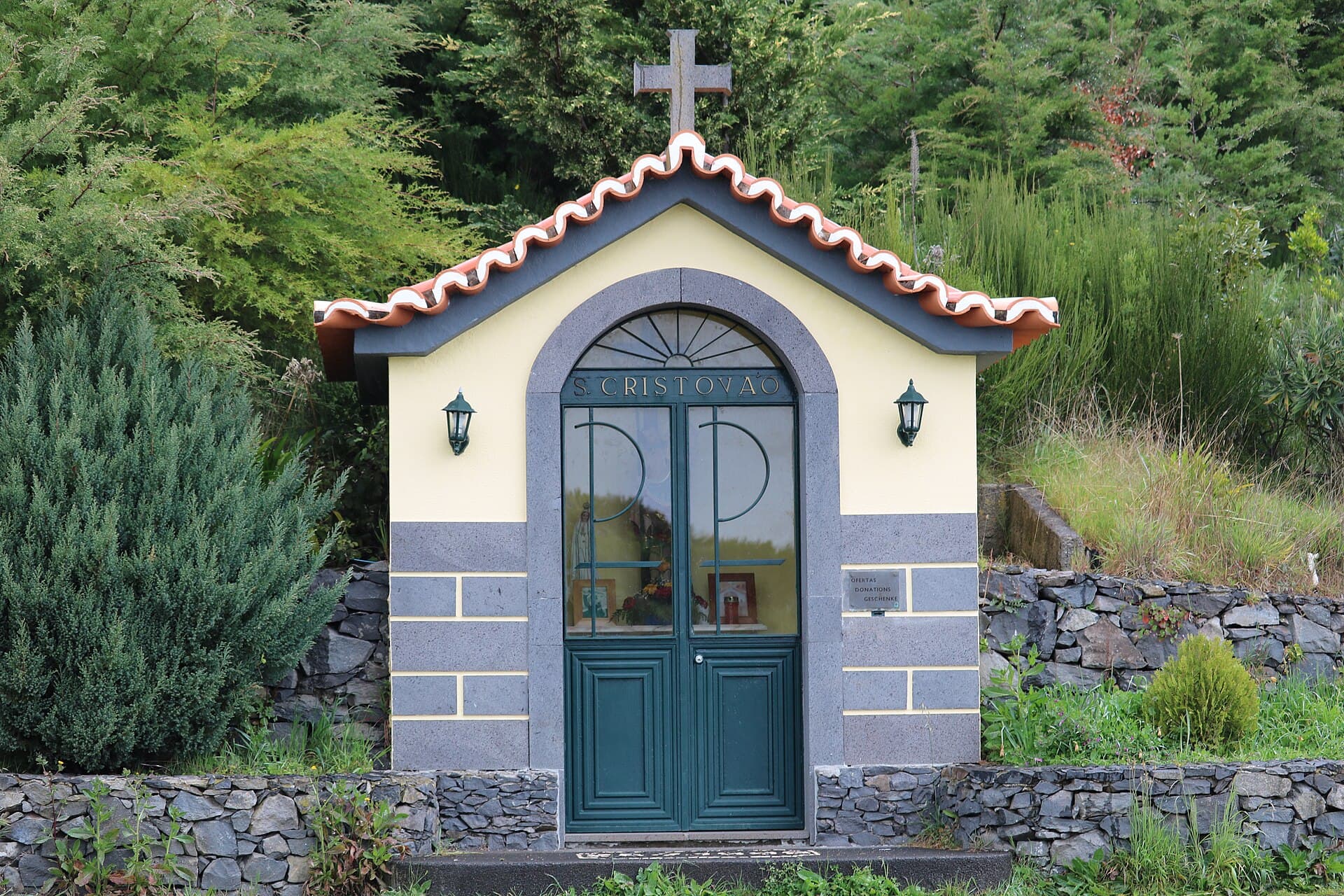 São Cristovão chapel, Jardim da Serra — photo by Melibn22, CC BY-SA 4.0, via Wikimedia Commons