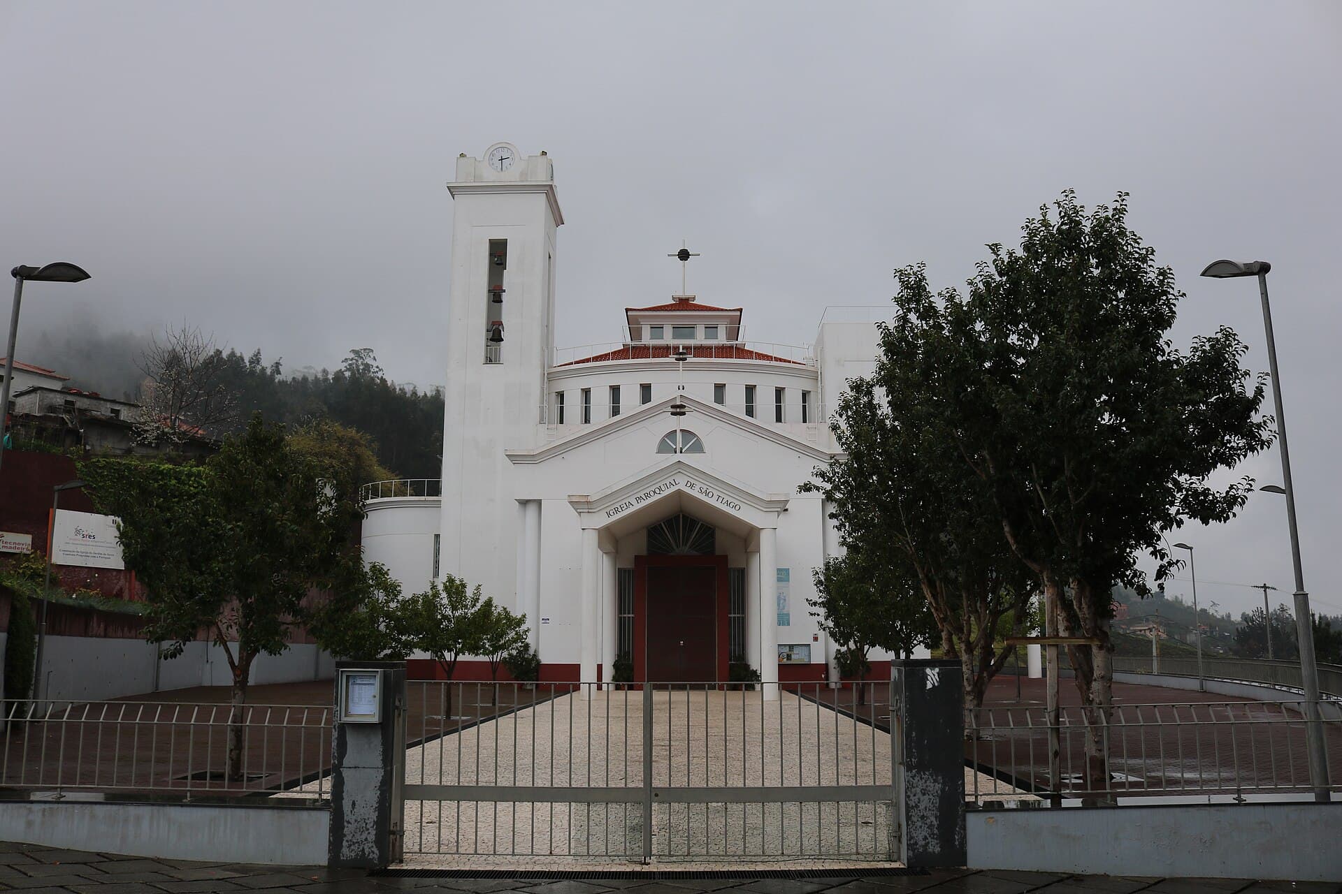 Jardim da Serra parish church — photo by Melibn22, CC BY-SA 4.0, via Wikimedia Commons