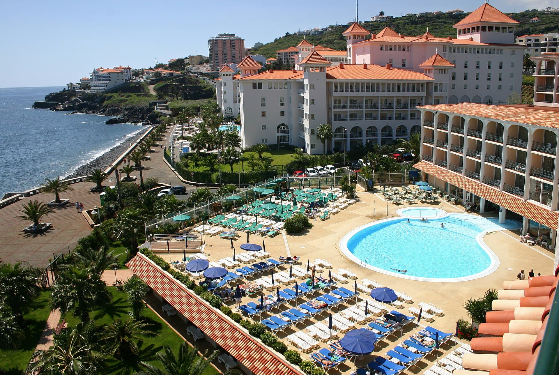 The hotel seafront, Caniço de Baixo — photo by Tony Hisgett, CC BY 2.0, via Wikimedia Commons