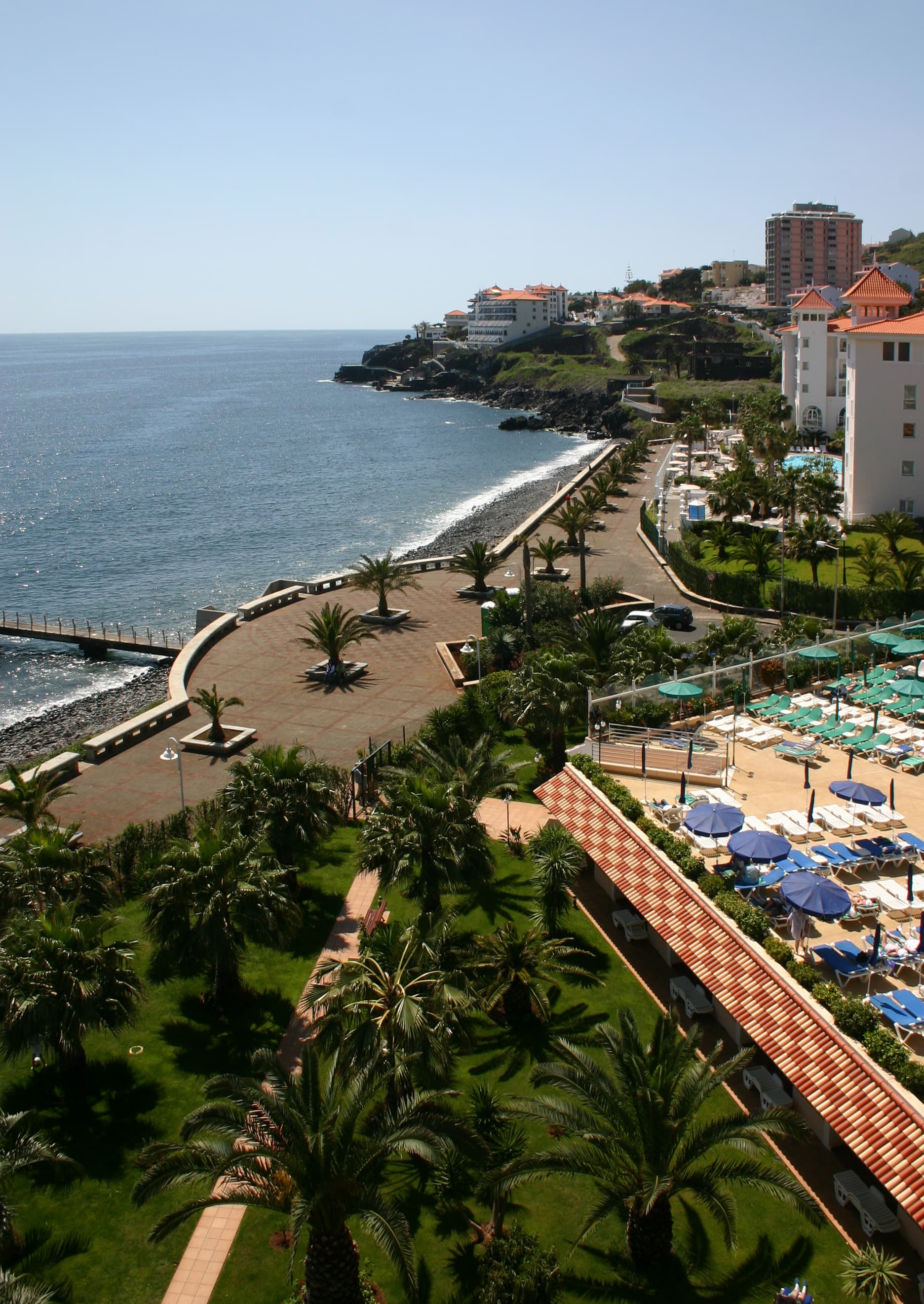 Caniço de Baixo seafront — photo by Tony Hisgett, CC BY 2.0, via Wikimedia Commons