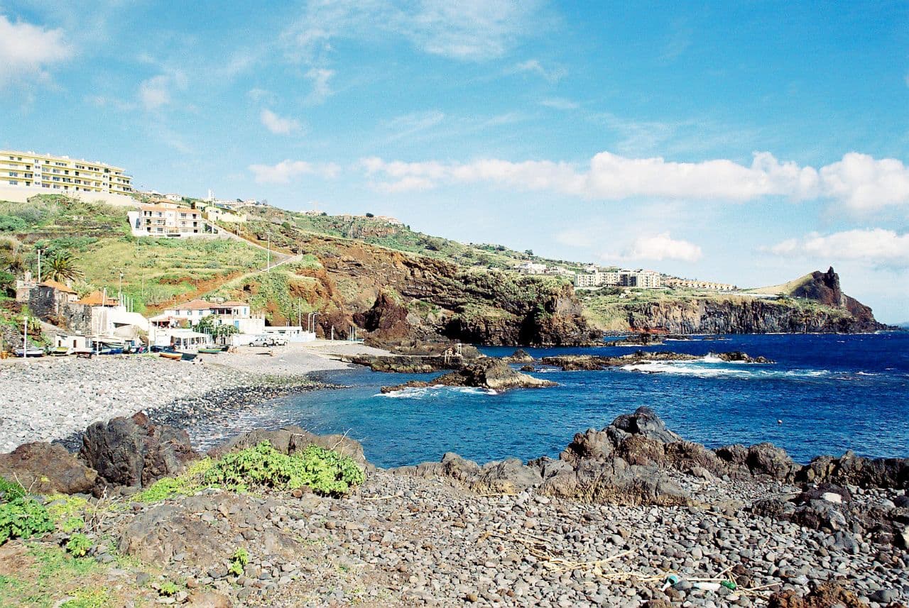 Praia dos Reis Magos — photo by Vitor Oliveira from Torres Vedras, PORTUGAL, CC BY-SA 2.0, via Wikimedia Commons