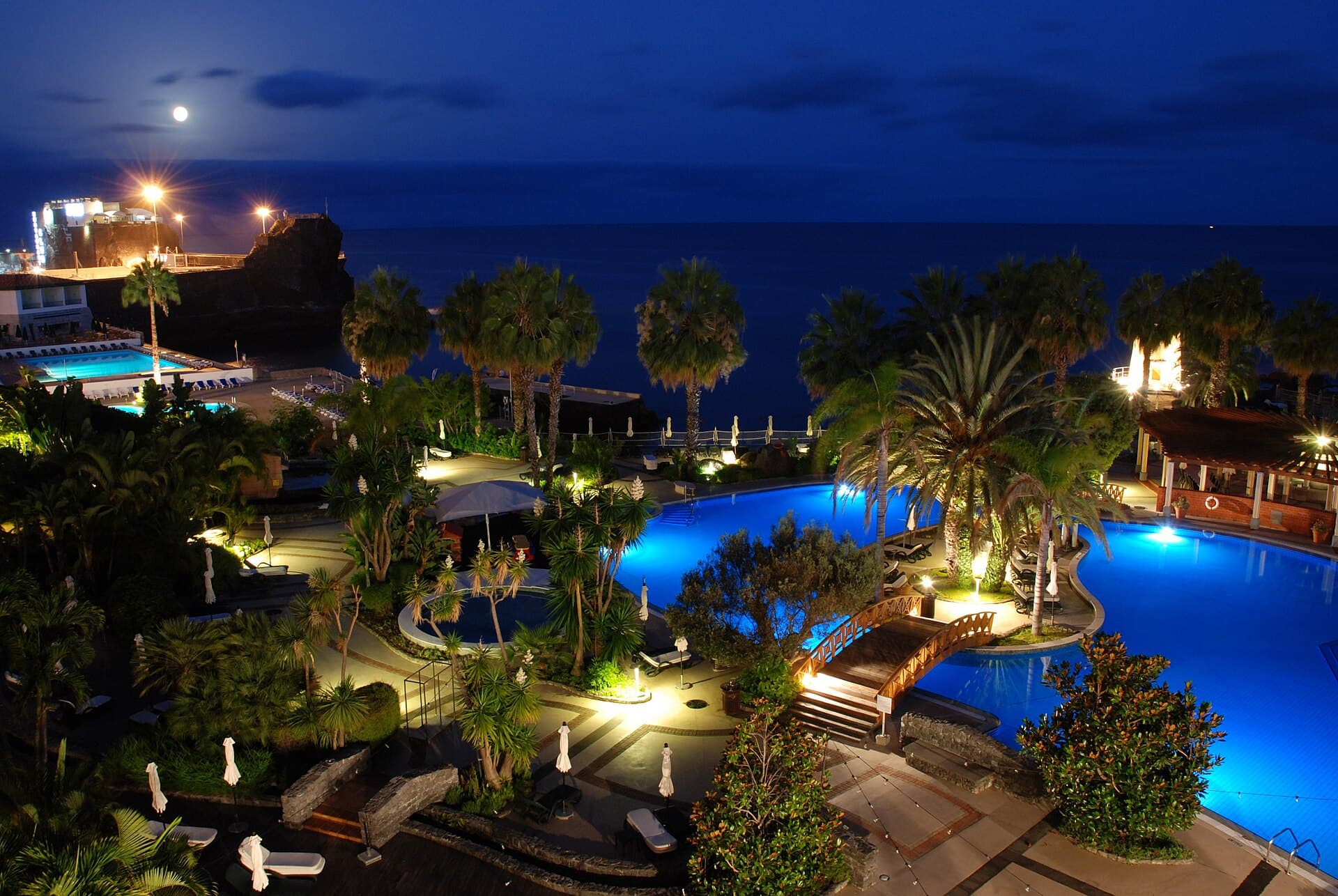 Royal Savoy — pool — photo by Nigel Monks, CC BY 2.0, via Wikimedia Commons