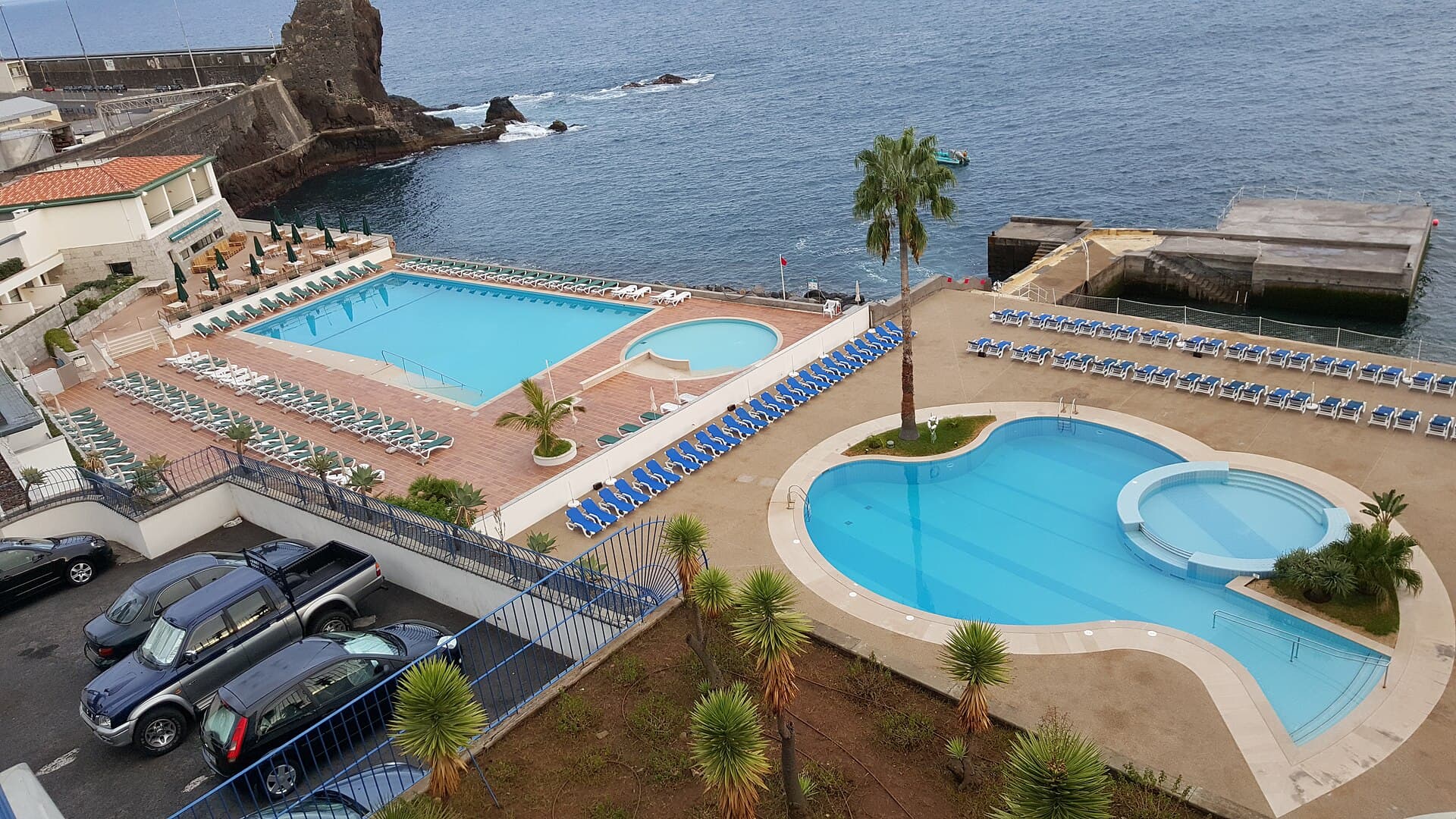 Funchal seafront at the Royal Savoy — photo by Mattes, CC BY-SA 4.0, via Wikimedia Commons