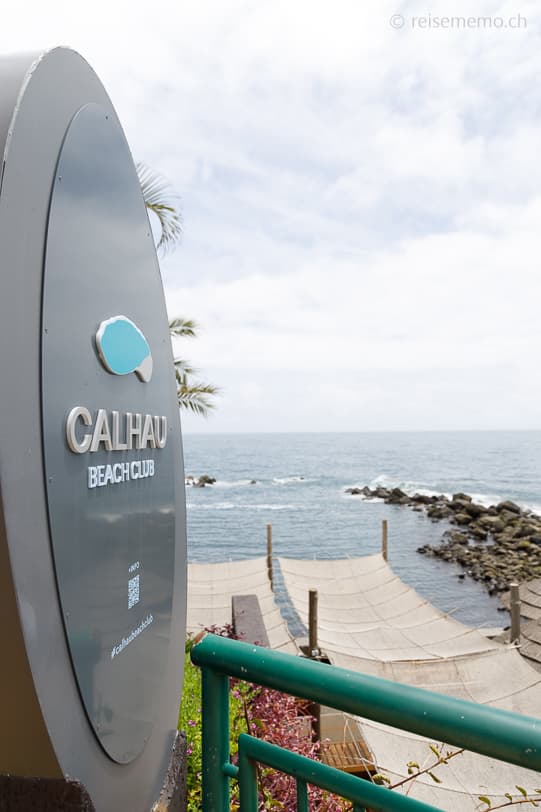 Calhau Beach Club — photo by Walter Schärer from Switzerland, CC BY 2.0, via Wikimedia Commons