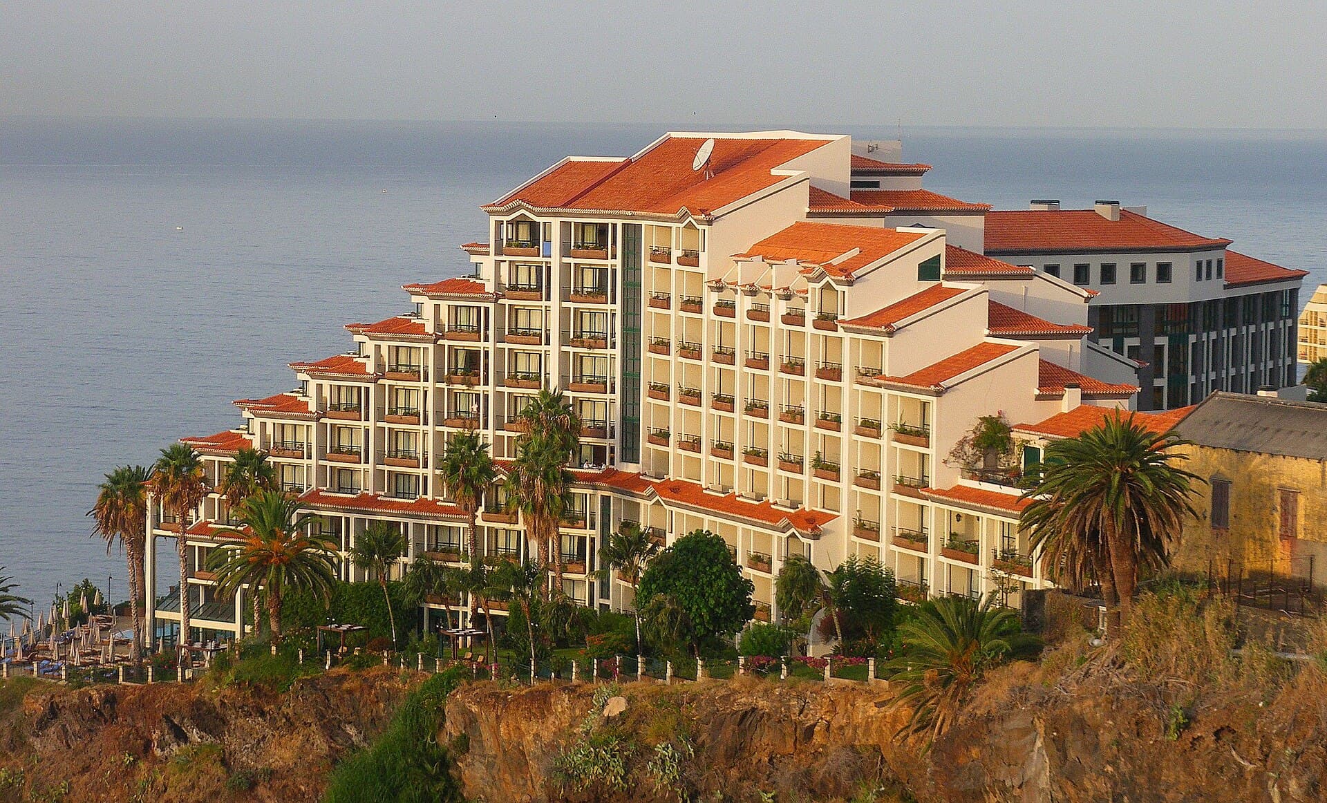 The Cliff Bay — photo by uggboy, CC BY 2.0, via Wikimedia Commons